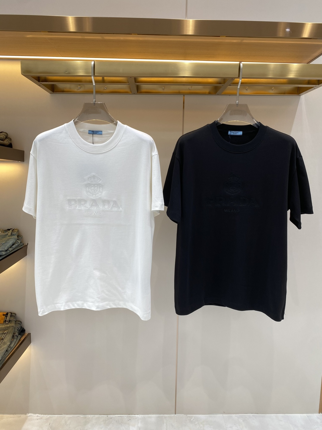 NO:734571,'Pu Jia' 2026 new launch counter latest short-sleeved round neck T-shirt, high-end custom design, avant-garde and fashionable!  Brand logo craft design, high-end customized fabrics. Soft to the touch. Comfortable to wear. Counter-level exquisite stitching. Fine workmanship. The upper body effect is incomparably handsome!  A must-have item for a stylish man!  Size S-XXL next day, prada, T-shirt, tees, t-shirt,19860909《普家》 2026新款首发专柜最新款短袖圆领T恤 高端订制 设计前卫时尚！品牌logo工艺设计 高端定制面料.手感柔软.穿着舒适.专柜级别精致车线.做工精细.上身效果无敌帅气！型男必备单品！码数S-XXL 隔天,,prada,T-shirt,tees，t-shirt,,Men's clothing