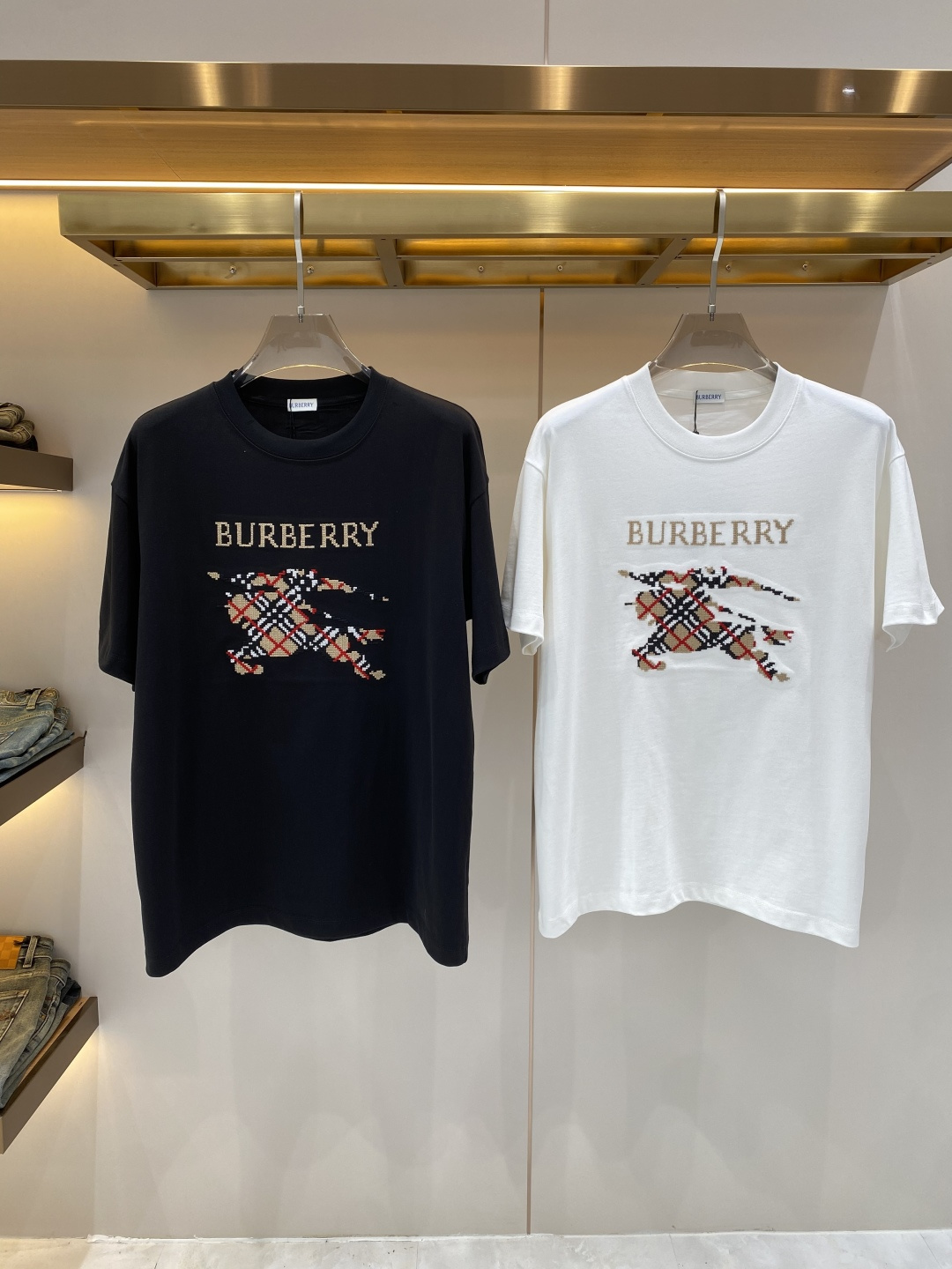 NO:734577,'Bajia' 2026 new launch counter latest short-sleeved round neck T-shirt, high-end custom design, avant-garde and fashionable!  Brand logo craft design, high-end customized fabrics. Soft to the touch. Comfortable to wear. Counter-level exquisite stitching. Fine workmanship. The upper body effect is incomparably handsome!  A must-have item for a stylish man!  Size S-XXL next day,,burberry,T-shirt,tees,t-shirt,19860909《巴家》 2026新款首发专柜最新款短袖圆领T恤 高端订制 设计前卫时尚！品牌logo工艺设计 高端定制面料.手感柔软.穿着舒适.专柜级别精致车线.做工精细.上身效果无敌帅气！型男必备单品！码数S-XXL 隔天,,burberry,T-shirt,tees，t-shirt,,Men's clothing