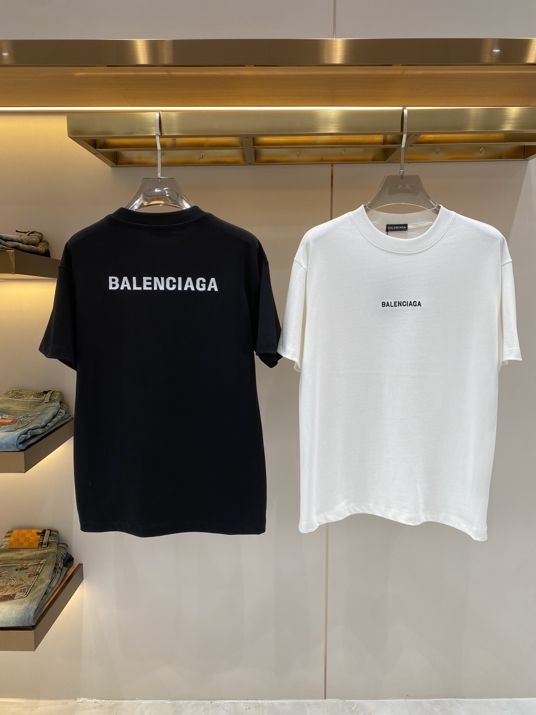 NO:734589,'Paris Home' 26SS new spring and summer short-sleeved, the highest version, customized high-end mercerized cotton fabric, simple and fashionable, the color is super beautiful!  Classic logo design, simple and elegant style!  Full of high-end feel, can be worn in all seasons. Simple European style, simple and elegant, the same style is on sale on the official website. Sizes S-XXL, next day, balenciaga, T-shirt,19860909《巴黎家》 26SS新款春夏短袖 最高版本客供定制高端丝光棉面料 简单时尚款,配色超级好看！经典logo的设计 简单大方的款式！满满的高级感,四季可穿.简欧风格,简洁大气,官网同款在售.码数S-XXL隔天,,balenciaga,T-shirt,,Men's clothing