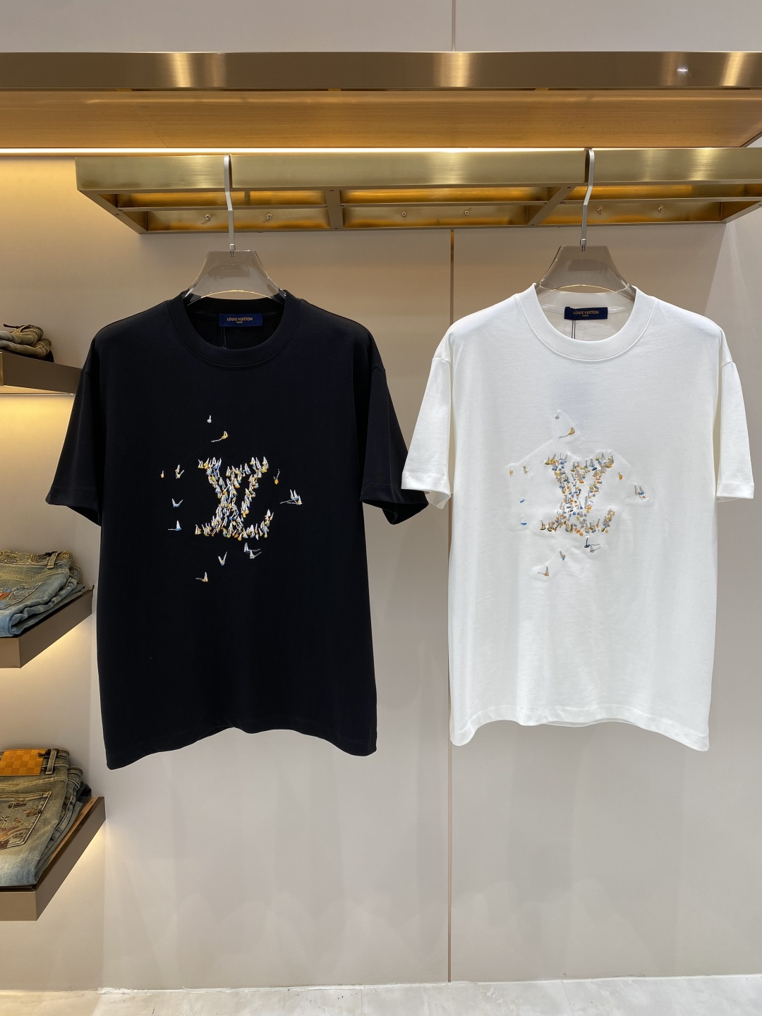 NO:734547,'Donkey Family' 2026 short-sleeved top imported private goods, high-end lettered short-sleeved, fashionable and luxurious. The quality is unquestionable. The upper body effect is great, the same style as the luxury official website. Style counter size S-XXL next day, louis vuitton, louis vuitton, T-shirt,19860909《驴家》 2026短袖 顶级进口私货,高端字母短袖,时尚不失奢华 品质毋庸置疑 上身效果超赞,奢华官网同款 款式专柜尺码S-XXL隔天,,louis vuitton,louis vuitton,T-shirt,,Men's clothing