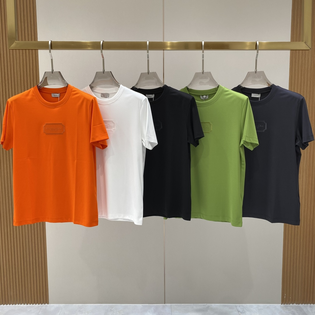 NO:734552,'Dijia' 2026SS latest spring and summer short-sleeved T-shirt, mercerized cotton, handsome and fashionable, top patterned letters on the chest, simple and versatile. Fabric cotton is not only crisp and maintains the trendy silhouette, but also comfortable to wear, the yarn is more delicate, size M-3XL, dior, T-shirt, tees, t-shirt,19860909《迪家》 2026SS最新款春夏短袖T恤,丝光棉 帅气时尚,胸口顶级图案字母,简约百搭款.面料棉 不仅挺括,保持潮流的廓形,又穿着舒适,纱织更细腻,码数M-3XL 隔天,,dior,T-shirt,tees，t-shirt,,Men's clothing