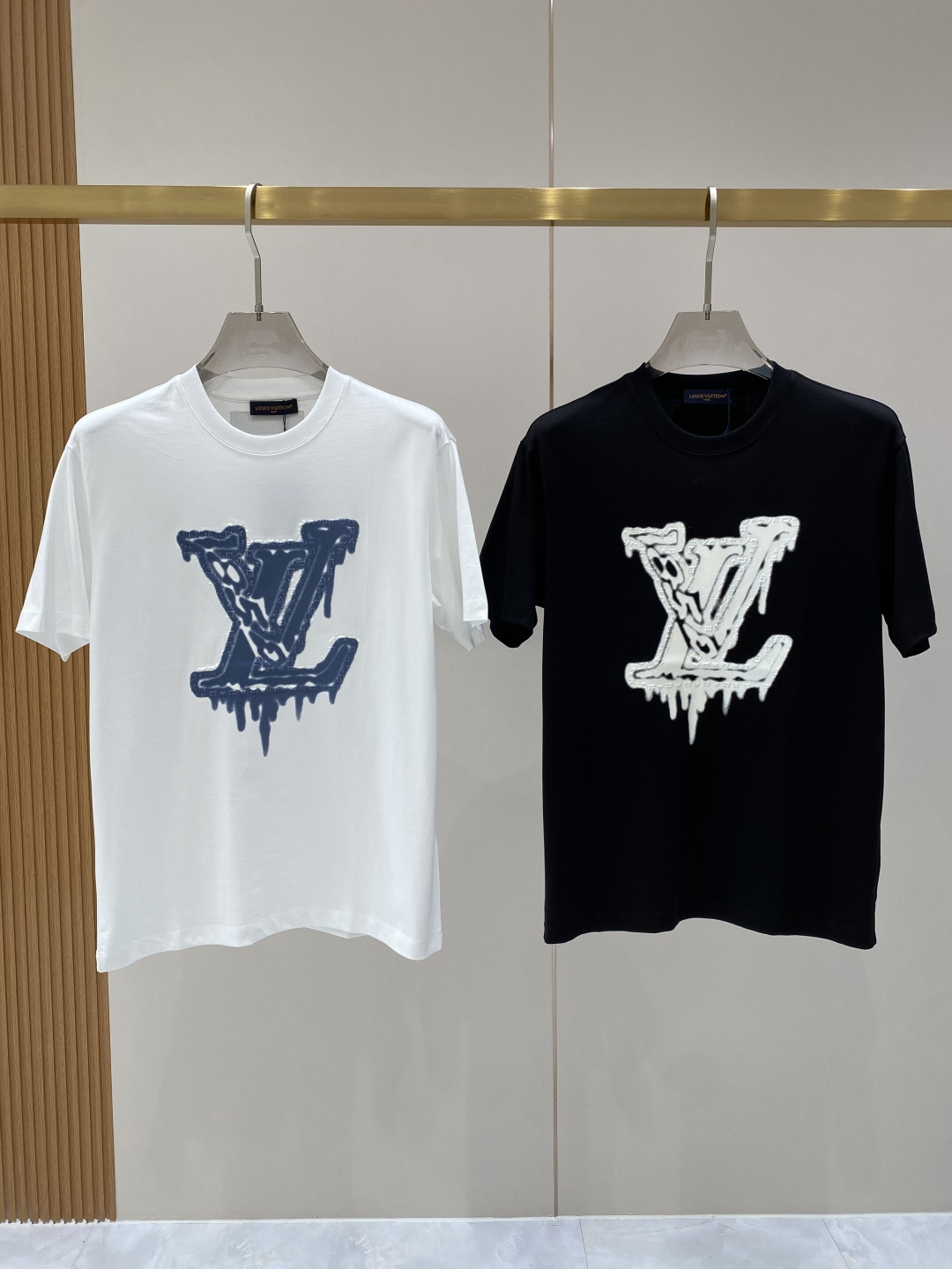 NO:734557,'Donkey Family' 2026SS latest spring and summer short-sleeved T-shirt, mercerized cotton, handsome and fashionable, top pattern letters on the chest, simple and versatile. The fabric cotton is not only crisp and maintains the trendy silhouette, but also comfortable to wear, the yarn is more delicate, the size is M-3XL, the next day,, louis vuitton, louis vuitton, T-shirt, tees, t-shirt,19860909《驴家》 2026SS最新款春夏短袖T恤,丝光棉 帅气时尚,胸口顶级图案字母,简约百搭款.面料棉 不仅挺括,保持潮流的廓形,又穿着舒适,纱织更细腻,码数M-3XL 隔天,,louis vuitton,louis vuitton,T-shirt,tees，t-shirt,,Men's clothing