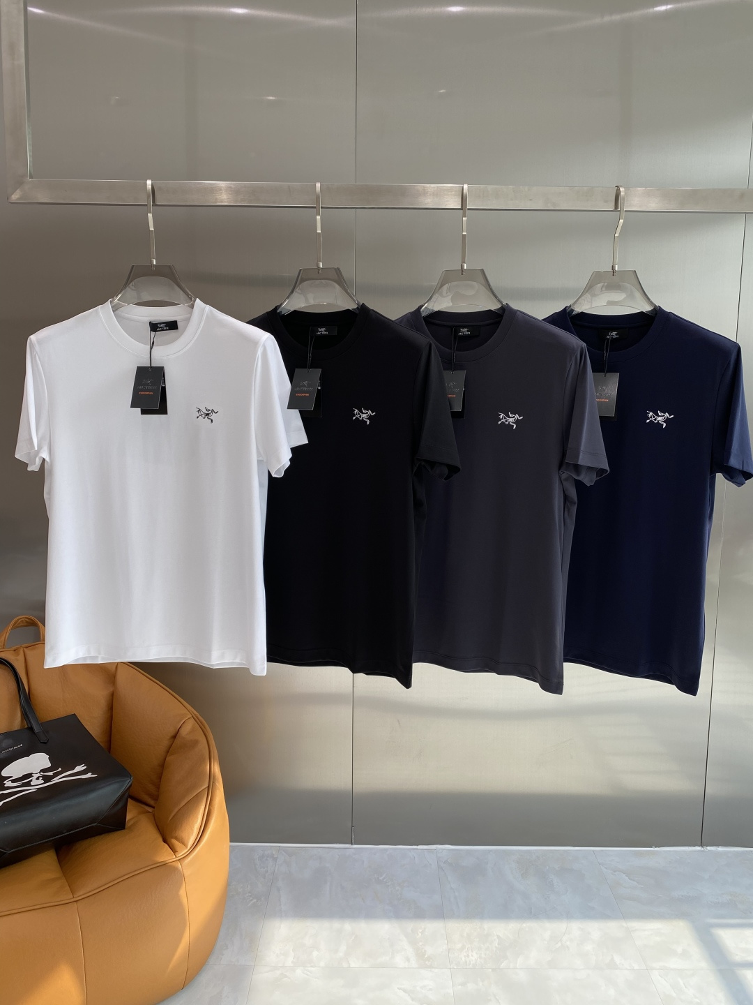 NO:734622,'Bird House' 26SS new spring and summer short-sleeved, the highest version of custom-made high-end fabrics, simple and fashionable style, the color is super beautiful!  Classic logo design, simple and elegant style!  Full of high-end feel, can be worn in all seasons. Simple European style, simple and elegant, the same style is on sale on the official website. Size M-3XL next day, jil sander, T-shirt,19860909《鸟家》 26SS新款春夏短袖 最高版本客供定制高端面料 简单时尚款,配色超级好看！经典logo的设计 简单大方的款式！满满的高级感,四季可穿.简欧风格,简洁大气,官网同款在售.码数M-3XL隔天,,jil sander,T-shirt,,Men's clothing