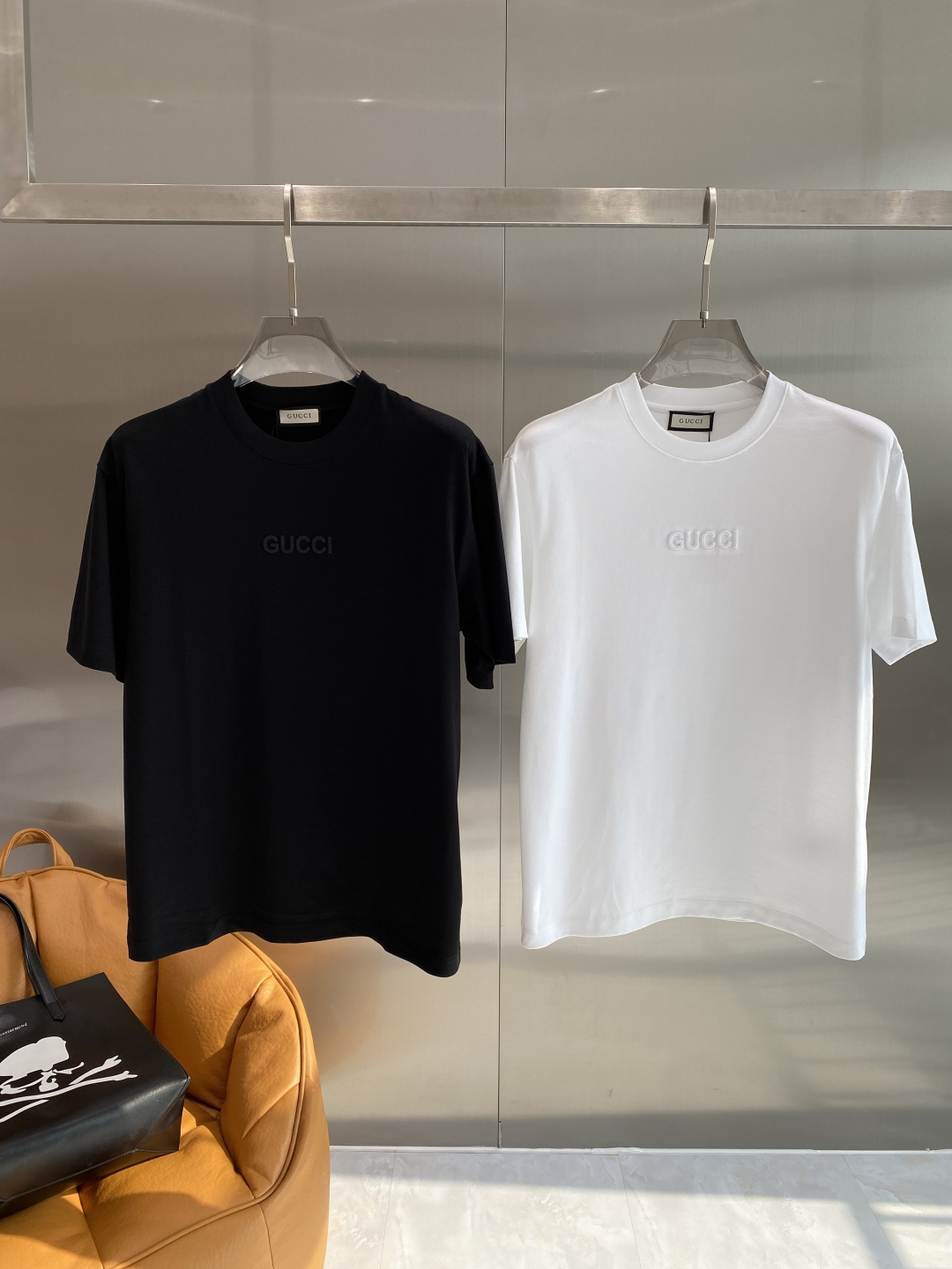 NO:734626,'Gujia' 2026SS latest spring and summer short-sleeved T-shirt, mercerized cotton, handsome and fashionable, top pattern letters on the chest, simple and versatile. Fabric cotton is not only crisp and maintains the trendy silhouette, but also comfortable to wear, the yarn is more delicate, size M-3XL, next day,, gucci, T-shirt, tees, t-shirt,19860909《古家》 2026SS最新款春夏短袖T恤,丝光棉 帅气时尚,胸口顶级图案字母,简约百搭款.面料棉 不仅挺括,保持潮流的廓形,又穿着舒适,纱织更细腻,码数M-3XL 隔天,,gucci,T-shirt,tees，t-shirt,,Men's clothing