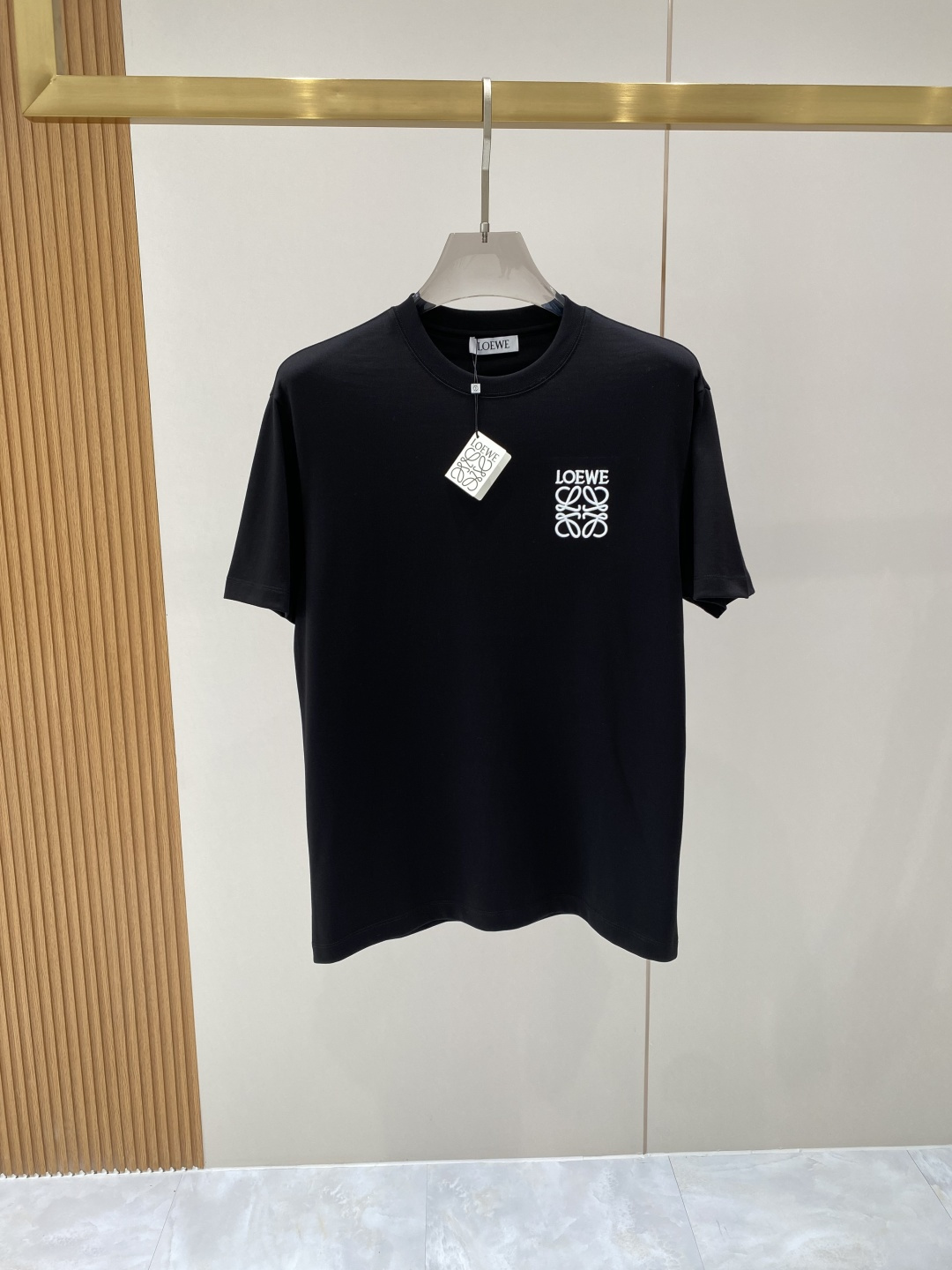 NO:734695,'Luo Family' 2026SS latest spring and summer short-sleeved T-shirt, mercerized cotton, handsome and fashionable, top patterned letters on the chest, simple and versatile. The fabric cotton is not only crisp and maintains the trendy silhouette, but also comfortable to wear, the yarn is more delicate, the size is M-3XL, the next day,, loewe, T-shirt, tees, t-shirt,19860909《罗家》 2026SS最新款春夏短袖T恤,丝光棉 帅气时尚,胸口顶级图案字母,简约百搭款.面料棉 不仅挺括,保持潮流的廓形,又穿着舒适,纱织更细腻,码数M-3XL 隔天,,loewe,T-shirt,tees，t-shirt,,Men's clothing