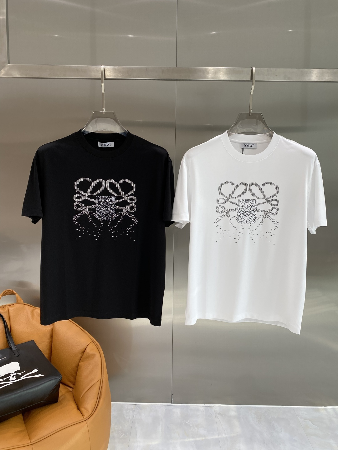 NO:734697,'Luo Family' 2026 new launch counter latest short-sleeved round neck T-shirt, high-end custom design, avant-garde and fashionable!  Embroidery brand logo process design, high-end customized fabrics. Soft feel. Comfortable to wear. Counter-level exquisite stitching. Fine workmanship. The upper body effect is incomparably handsome!  A must-have item for a stylish man!  Size M—3XL next day, loewe, T-shirt, tees, t-shirt,19860909《罗家》 2026新款首发专柜最新款短袖圆领T恤 高端订制 设计前卫时尚！刺绣品牌logo工艺设计 高端定制面料.手感柔软.穿着舒适.专柜级别精致车线.做工精细.上身效果无敌帅气！型男必备单品！码数M—3XL隔天,,loewe,T-shirt,tees，t-shirt,,Men's clothing