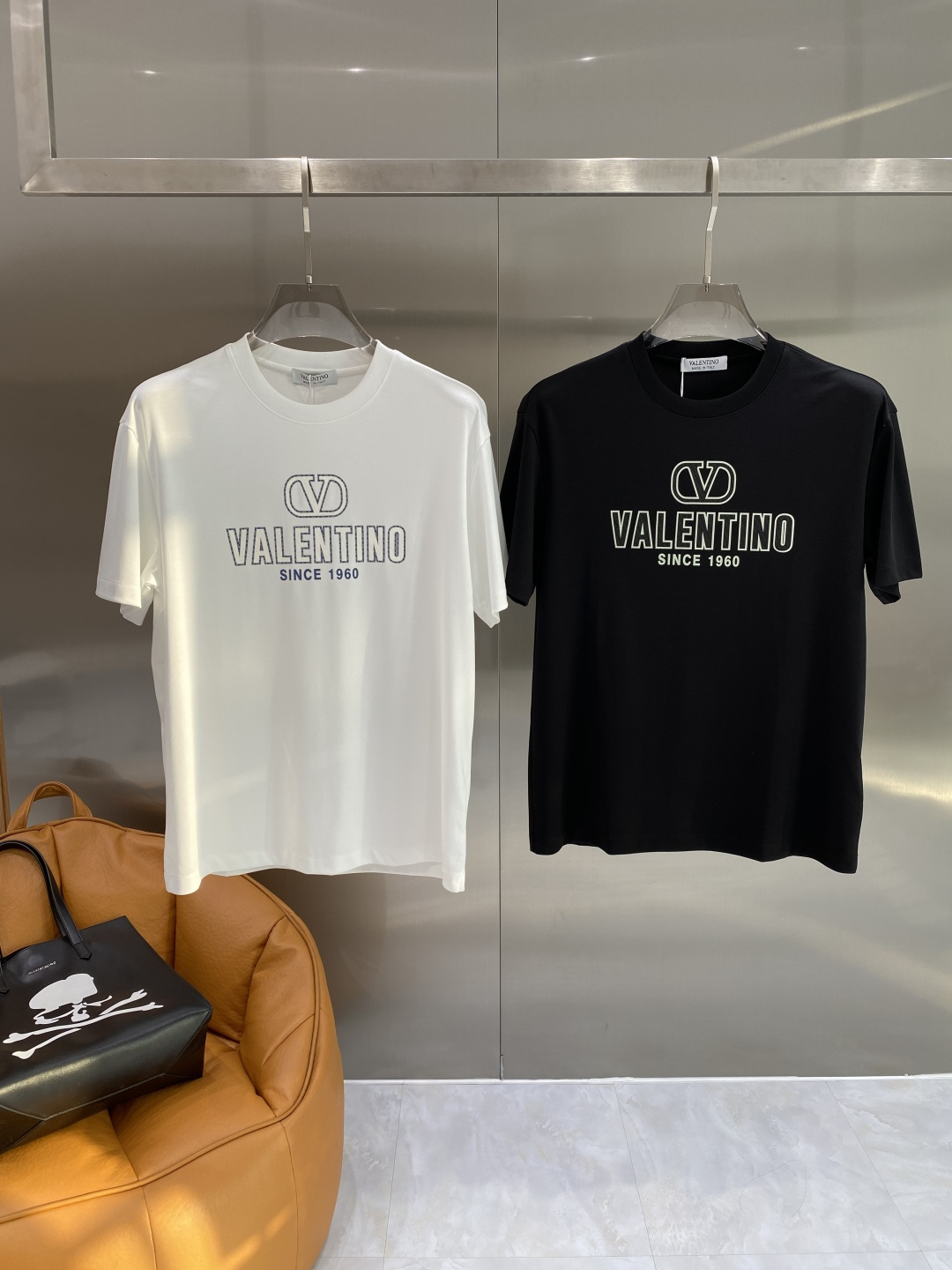 NO:734594,'Warren's Home' 2026 new launch counter latest short-sleeved round neck T-shirt, high-end custom design, avant-garde and fashionable!  Brand logo craft design, high-end customized fabrics. Soft to the touch. Comfortable to wear. Counter-level exquisite stitching. Fine workmanship. The upper body effect is incomparably handsome!  A must-have item for a stylish man!  Size M—3XL next day, valentino, T-shirt, tees, t-shirt,19860909《华伦家》 2026新款首发专柜最新款短袖圆领T恤 高端订制 设计前卫时尚！品牌logo工艺设计 高端定制面料.手感柔软.穿着舒适.专柜级别精致车线.做工精细.上身效果无敌帅气！型男必备单品！码数M—3XL隔天,,valentino,T-shirt,tees，t-shirt,,Men's clothing