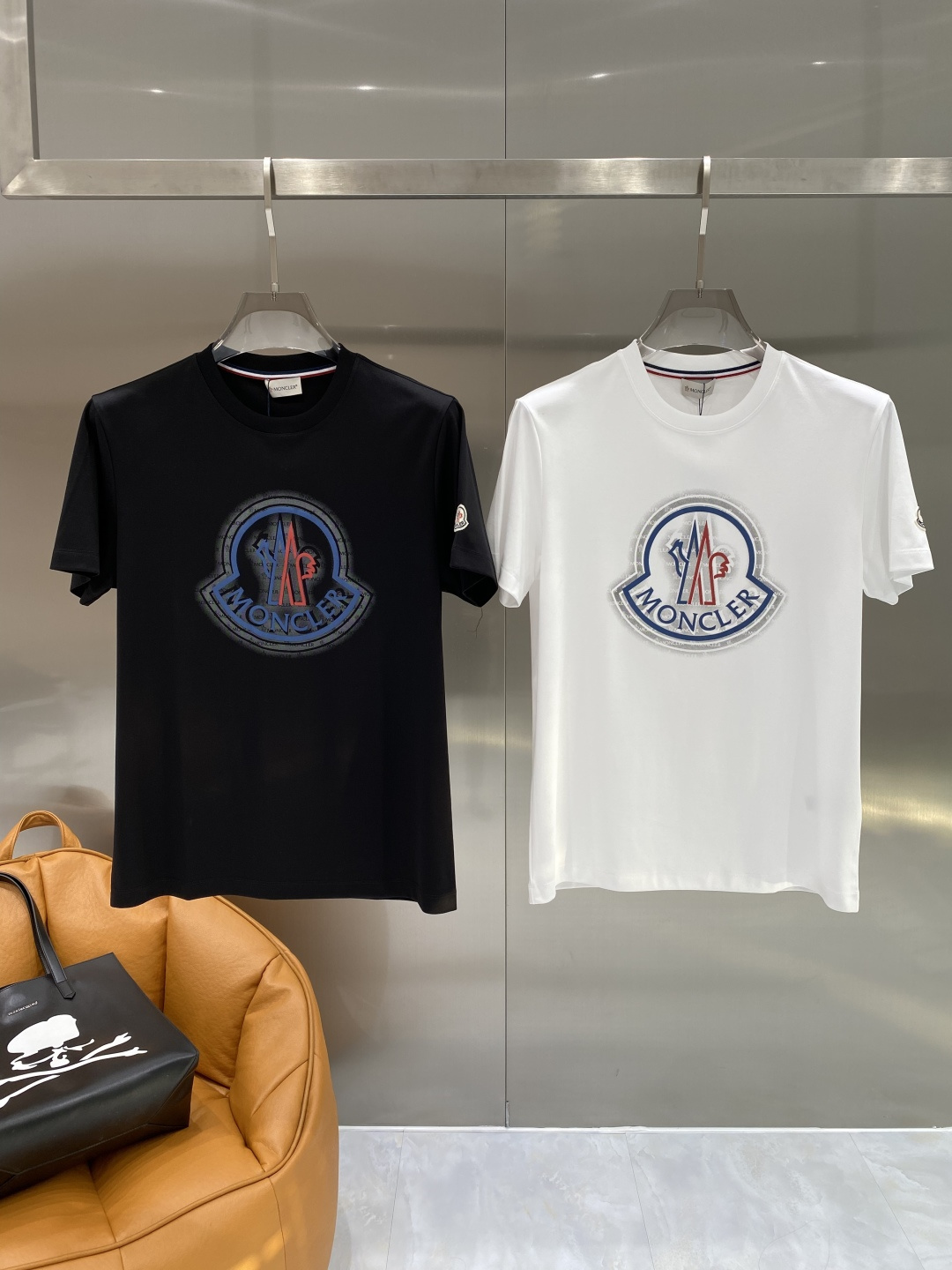 NO:734599,'Mengjia' 2026 new launch counter latest short-sleeved round neck T-shirt, high-end custom design, avant-garde and fashionable!  Brand logo craft design, high-end customized fabrics. Soft to the touch. Comfortable to wear. Counter-level exquisite stitching. Fine workmanship. The upper body effect is incomparably handsome!  A must-have item for a stylish man!  Size M—3XL next day, T-shirt, tees, t-shirt,19860909《蒙家》 2026新款首发专柜最新款短袖圆领T恤 高端订制 设计前卫时尚！品牌logo工艺设计 高端定制面料.手感柔软.穿着舒适.专柜级别精致车线.做工精细.上身效果无敌帅气！型男必备单品！码数M—3XL隔天,,T-shirt,tees，t-shirt,,Men's clothing