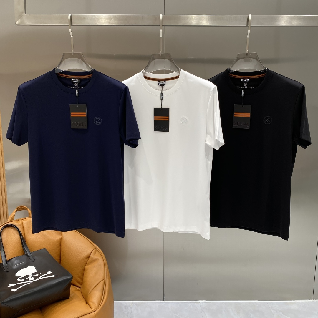 NO:734604,'Jenny's House' 2026 new launch counter latest short-sleeved round neck T-shirt, high-end custom design, avant-garde and fashionable!  Brand logo craft design, high-end customized fabrics. Soft to the touch. Comfortable to wear. Counter-level exquisite stitching. Fine workmanship. The upper body effect is incomparably handsome!  A must-have item for a stylish man!  Size M—3XL next day,,zegna,T-shirt,tees,t-shirt,19860909《杰尼家》 2026新款首发专柜最新款短袖圆领T恤 高端订制 设计前卫时尚！品牌logo工艺设计 高端定制面料.手感柔软.穿着舒适.专柜级别精致车线.做工精细.上身效果无敌帅气！型男必备单品！码数M—3XL隔天,,zegna,T-shirt,tees，t-shirt,,Men's clothing