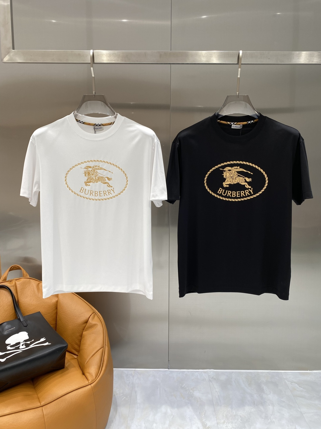 NO:734609,'Bajia' 2026 new launch counter latest short-sleeved round neck T-shirt, high-end custom design, avant-garde and fashionable!  Brand logo craft design, high-end customized fabrics. Soft to the touch. Comfortable to wear. Counter-level exquisite stitching. Fine workmanship. The upper body effect is incomparably handsome!  A must-have item for a stylish man!  Size M—3XL next day, burberry, T-shirt, tees, t-shirt,19860909《巴家》 2026新款首发专柜最新款短袖圆领T恤 高端订制 设计前卫时尚！品牌logo工艺设计 高端定制面料.手感柔软.穿着舒适.专柜级别精致车线.做工精细.上身效果无敌帅气！型男必备单品！码数M—3XL隔天,,burberry,T-shirt,tees，t-shirt,,Men's clothing