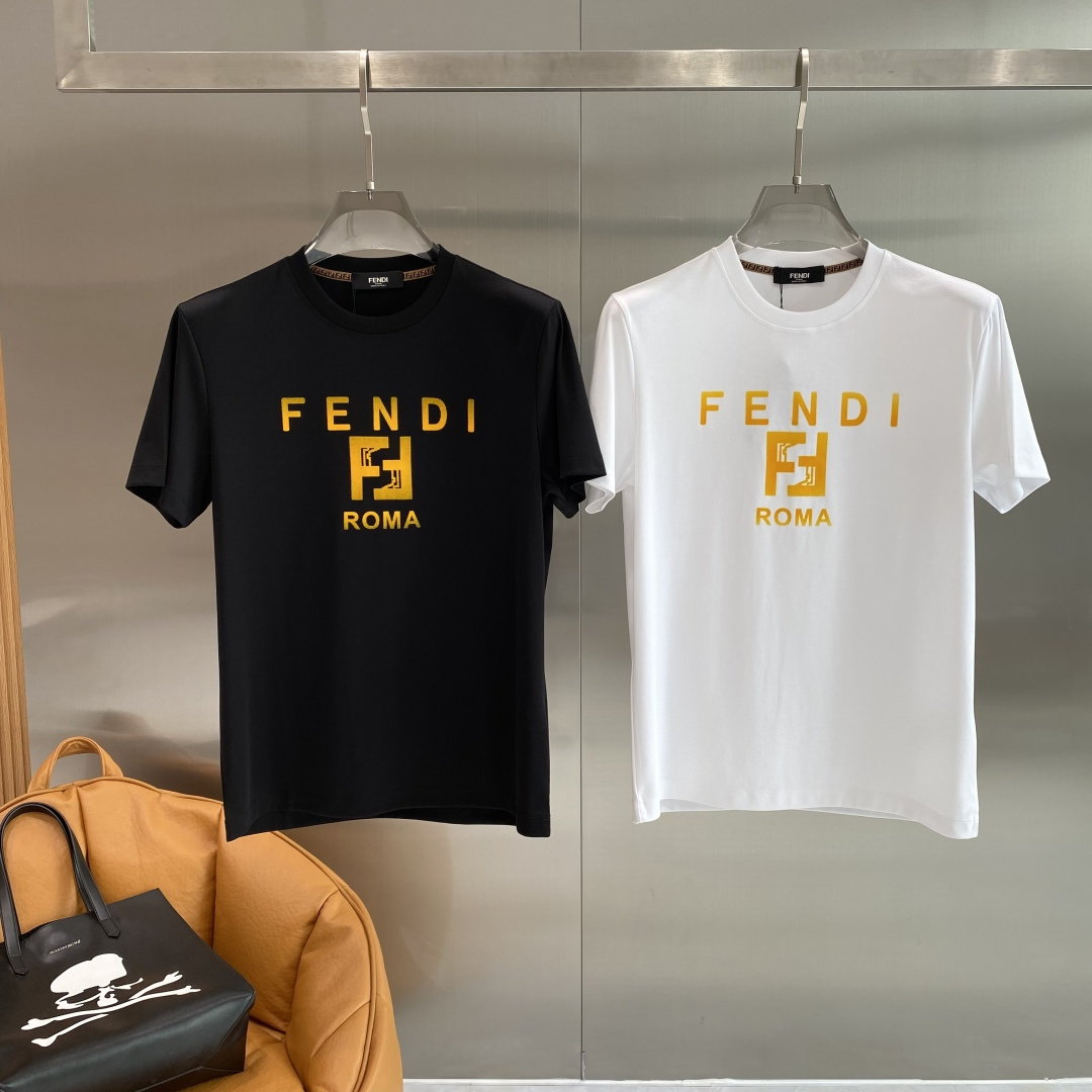 NO:734614,'Fenjia' 2026SS latest spring and summer short-sleeved T-shirt, mercerized cotton, handsome and fashionable, top patterned letters on the chest, simple and versatile. The fabric cotton is not only crisp and maintains the trendy silhouette, but also comfortable to wear, the yarn is more delicate, the size is M-3XL, Fendi, T-shirt, tees, t-shirt,19860909《芬家》 2026SS最新款春夏短袖T恤,丝光棉 帅气时尚,胸口顶级图案字母,简约百搭款.面料棉 不仅挺括,保持潮流的廓形,又穿着舒适,纱织更细腻,码数M-3XL 隔天,,fendi,T-shirt,tees，t-shirt,,Men's clothing