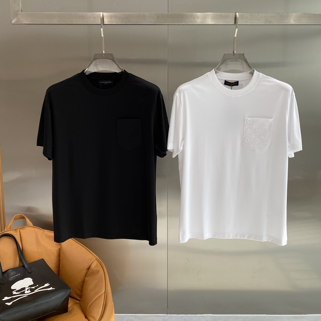 NO:734619,'Donkey Family' 2026SS latest spring and summer short-sleeved T-shirt, mercerized cotton, handsome and fashionable, top pattern letters on the chest, simple and versatile. The fabric cotton is not only crisp and maintains the trendy silhouette, but also comfortable to wear, the yarn is more delicate, the size is M-3XL, the next day,, louis vuitton, louis vuitton, T-shirt, tees, t-shirt,19860909《驴家》 2026SS最新款春夏短袖T恤,丝光棉 帅气时尚,胸口顶级图案字母,简约百搭款.面料棉 不仅挺括,保持潮流的廓形,又穿着舒适,纱织更细腻,码数M-3XL 隔天,,louis vuitton,louis vuitton,T-shirt,tees，t-shirt,,Men's clothing