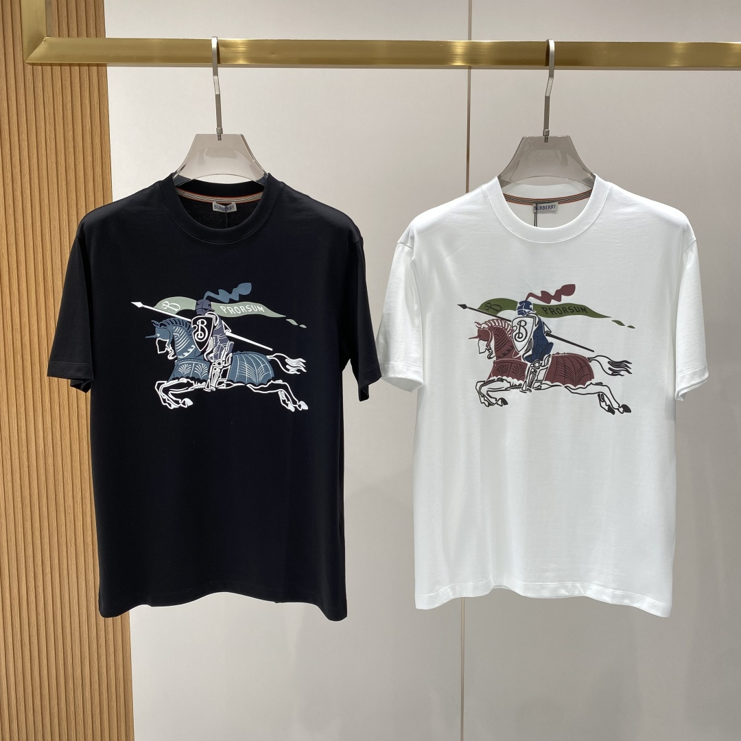 NO:734623,'Bajia' 2026SS latest spring and summer short-sleeved T-shirt, mercerized cotton, handsome and fashionable, top patterned letters on the chest, simple and versatile. The fabric cotton is not only crisp and maintains the trendy silhouette, but also comfortable to wear, the yarn is more delicate, size M-3XL, next day,, burberry, T-shirt, tees, t-shirt,19860909《巴家》 2026SS最新款春夏短袖T恤,丝光棉 帅气时尚,胸口顶级图案字母,简约百搭款.面料棉 不仅挺括,保持潮流的廓形,又穿着舒适,纱织更细腻,码数M-3XL 隔天,,burberry,T-shirt,tees，t-shirt,,Men's clothing