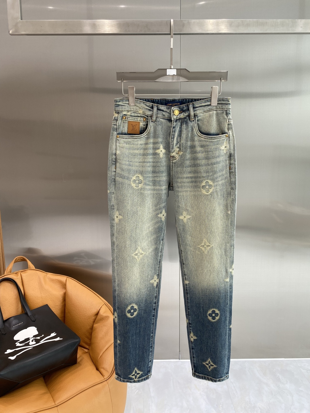 NO:734613,'Donkey Family' 2026 Spring Denim A super stylish pair of jeans, customized original washed denim fabric, unique design, top-notch craftsmanship letter pattern logo, original hardware accessories decoration, an extremely outstanding pair of jeans, the materials and craftsmanship are extremely luxurious and exquisite, extremely high-grade, and the upper body is handsome and stylish!  Code number 29-36 next day,,louis vuitton,louis vuitton,jeans,19860909《驴家》 2026春款 牛仔 超级有范儿的一款牛仔裤,定制原版水洗牛仔面料,独特设计,顶级工艺字母图案logo,原版五金辅料装饰,极为翘楚的一款牛仔裤,用料与工艺都极致奢华精湛,档次极高,上身帅气有型！码数29-36隔天,,louis vuitton,louis vuitton,jeans,,Men's clothing