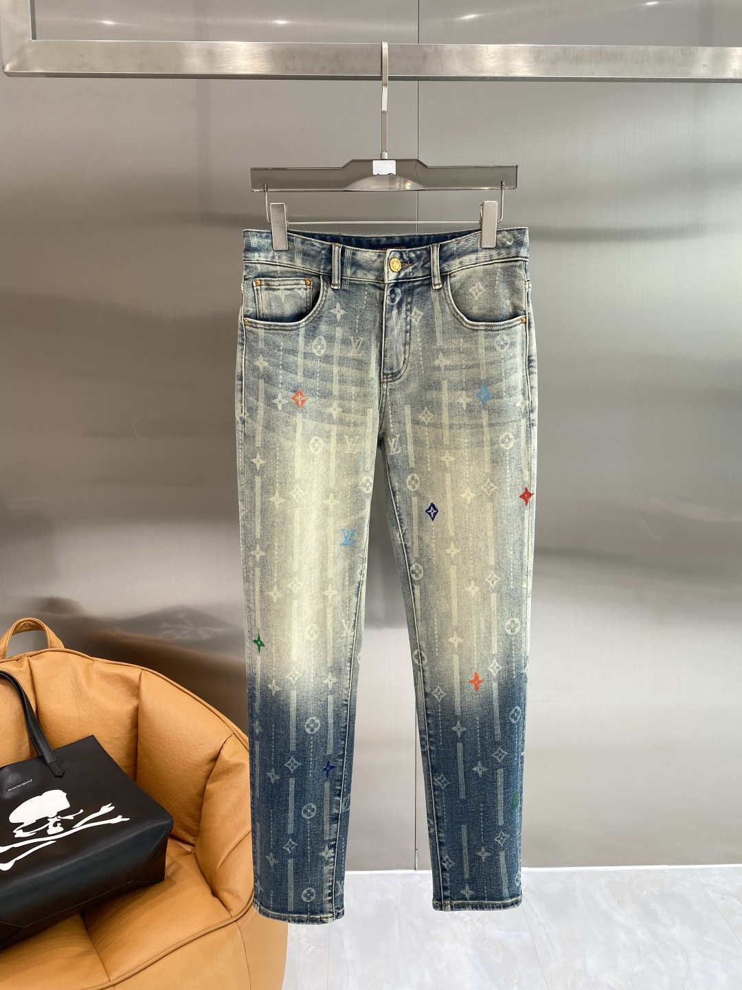 NO:734603,'Donkey Family' 2026 Spring Denim A super stylish pair of jeans, customized original washed denim fabric, unique design, top-notch craftsmanship letter pattern logo, original hardware accessories decoration, an extremely outstanding pair of jeans, the materials and craftsmanship are extremely luxurious and exquisite, extremely high-grade, and the upper body is handsome and stylish!  Code number 29-36 next day,,louis vuitton,louis vuitton,jeans,19860909《驴家》 2026春款 牛仔 超级有范儿的一款牛仔裤,定制原版水洗牛仔面料,独特设计,顶级工艺字母图案logo,原版五金辅料装饰,极为翘楚的一款牛仔裤,用料与工艺都极致奢华精湛,档次极高,上身帅气有型！码数29-36隔天,,louis vuitton,louis vuitton,jeans,,Men's clothing