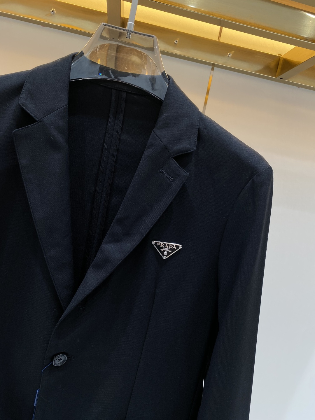 《𝙉𝙚𝙬🖤❤️普家》26SS经典净色暗扣两粒西装西服，精致点缀，做工极其精湛，走线细密匀称，无多余线头，