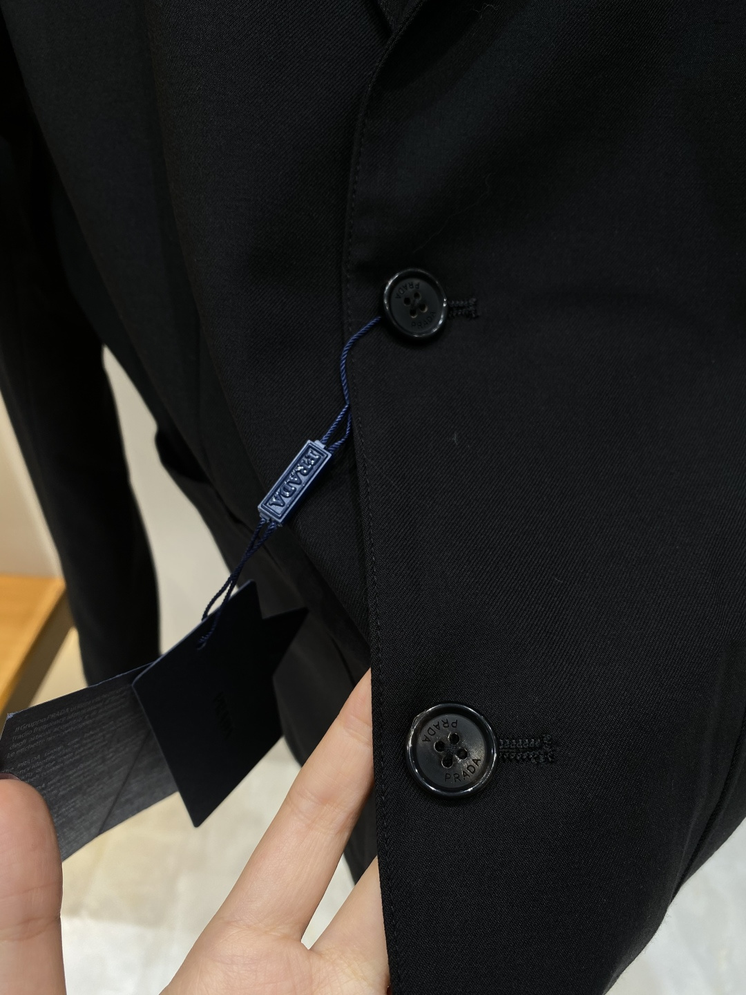 《𝙉𝙚𝙬🖤❤️普家》26SS经典净色暗扣两粒西装西服，精致点缀，做工极其精湛，走线细密匀称，无多余线头，