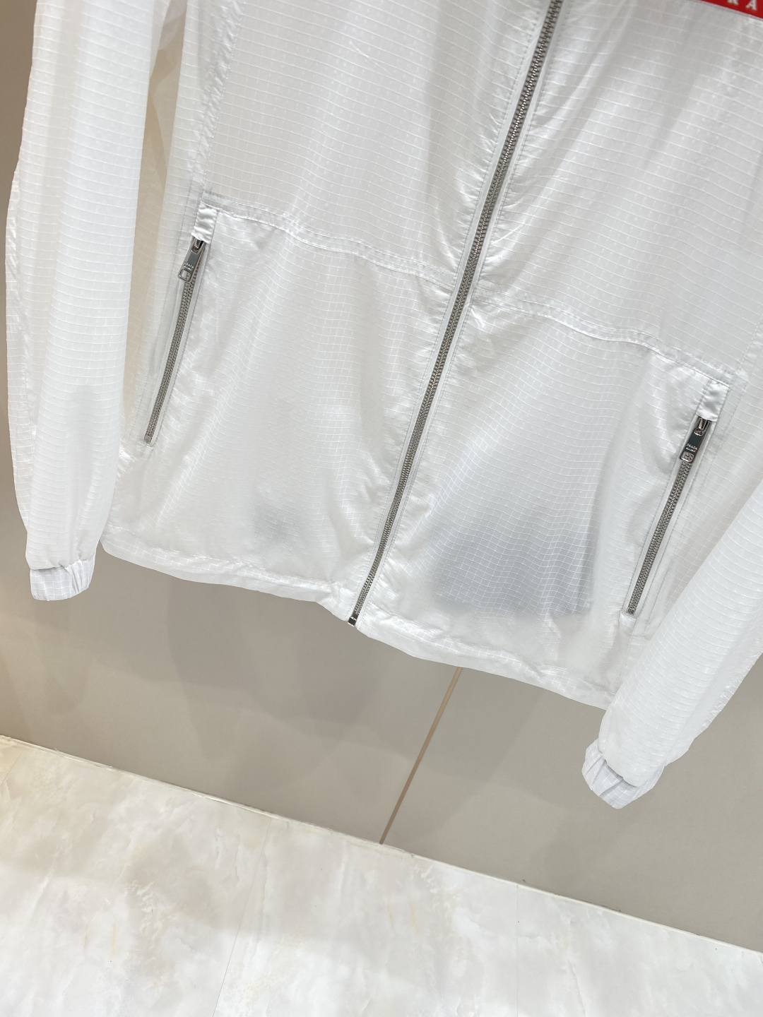 《𝙉𝙚𝙬🖤❤️普家》2026ss早春新款发布 夹克外套，爆款穿上就是舒适自在又显瘦的存在，慵懒而随性，结