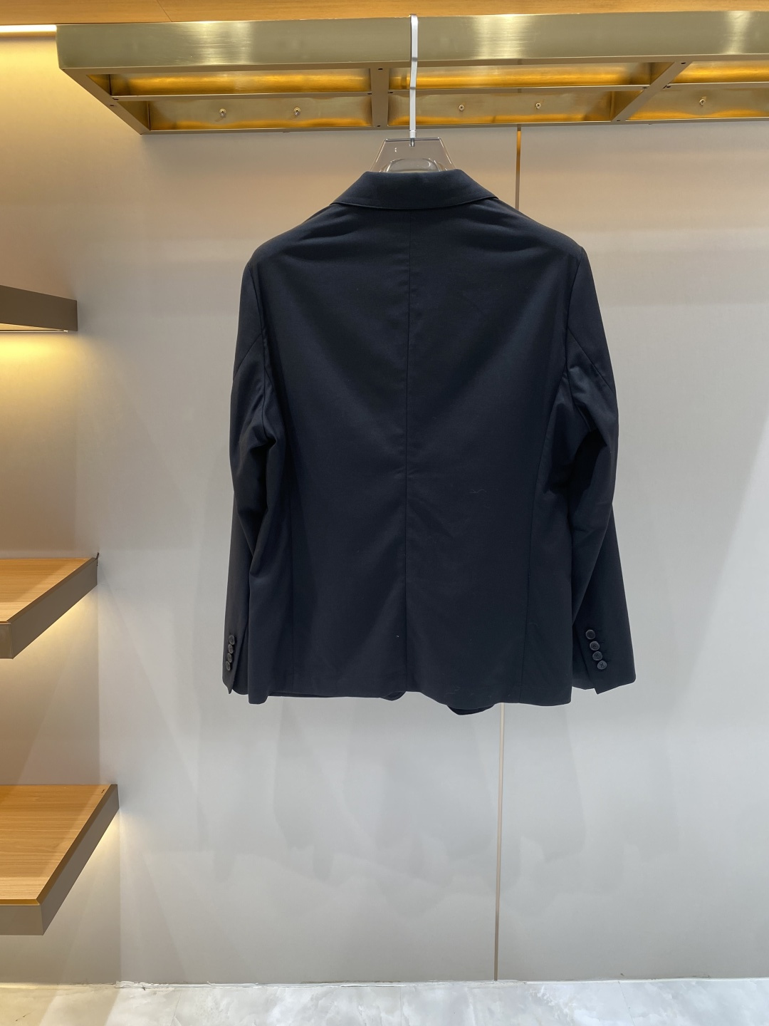 《𝙉𝙚𝙬🖤❤️普家》26SS经典净色暗扣两粒西装西服，精致点缀，做工极其精湛，走线细密匀称，无多余线头，