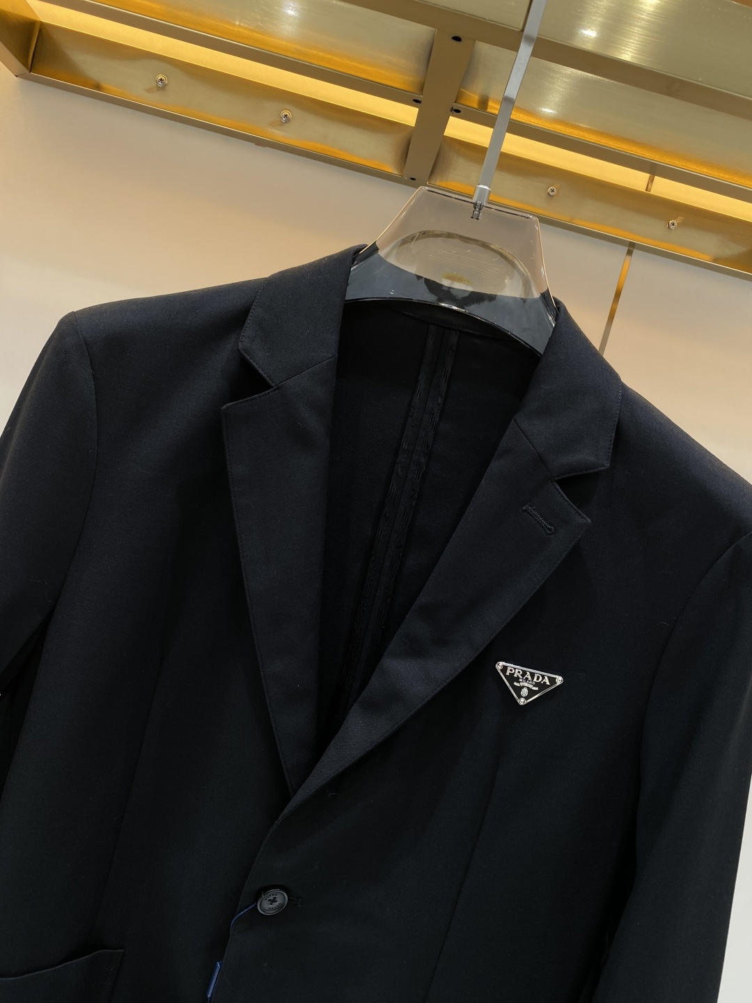 《𝙉𝙚𝙬🖤❤️普家》26SS经典净色暗扣两粒西装西服，精致点缀，做工极其精湛，走线细密匀称，无多余线头，