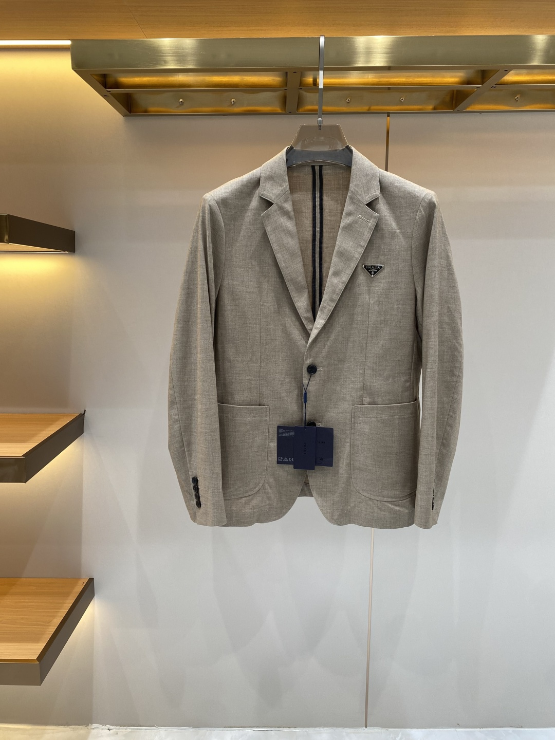 《𝙉𝙚𝙬🖤❤️普家》26SS经典净色暗扣两粒西装西服，精致点缀，做工极其精湛，走线细密匀称，无多余线头，