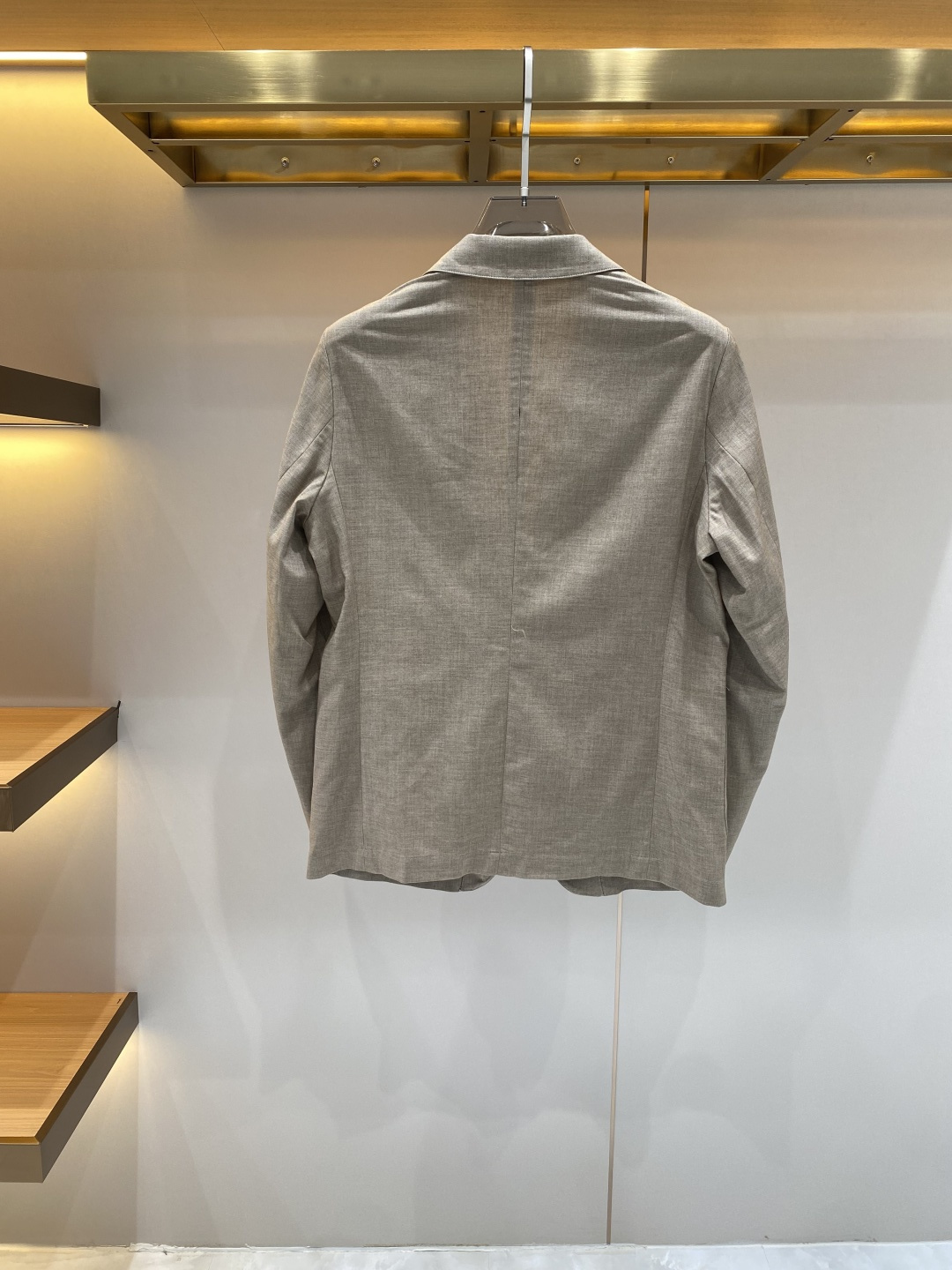 《𝙉𝙚𝙬🖤❤️普家》26SS经典净色暗扣两粒西装西服，精致点缀，做工极其精湛，走线细密匀称，无多余线头，