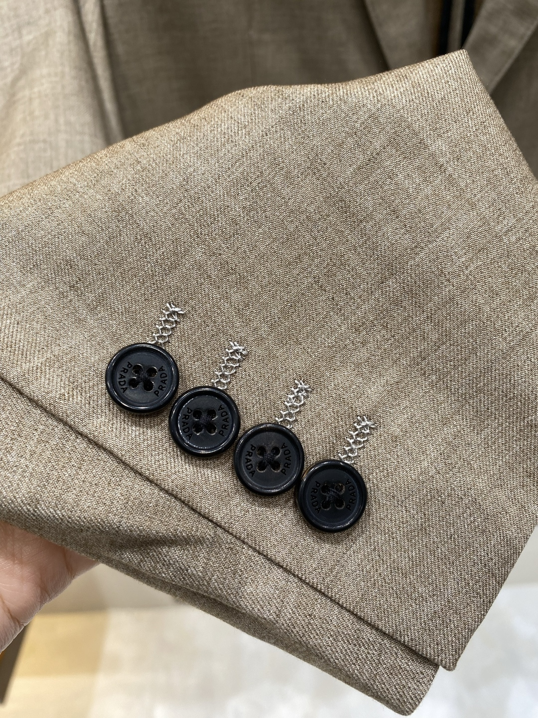 《𝙉𝙚𝙬🖤❤️普家》26SS经典净色暗扣两粒西装西服，精致点缀，做工极其精湛，走线细密匀称，无多余线头，