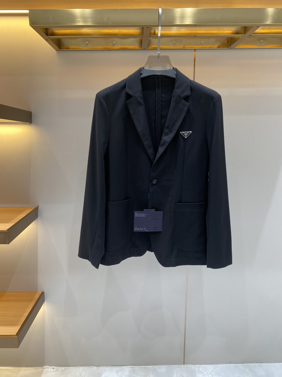 《𝙉𝙚𝙬🖤❤️普家》26SS经典净色暗扣两粒西装西服，精致点缀，做工极其精湛，走线细密匀称，无多余线头，