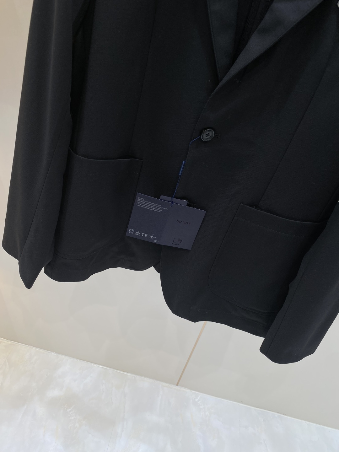 《𝙉𝙚𝙬🖤❤️普家》26SS经典净色暗扣两粒西装西服，精致点缀，做工极其精湛，走线细密匀称，无多余线头，