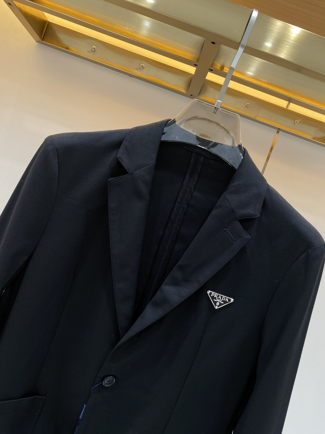 《𝙉𝙚𝙬🖤❤️普家》26SS经典净色暗扣两粒西装西服，精致点缀，做工极其精湛，走线细密匀称，无多余线头，