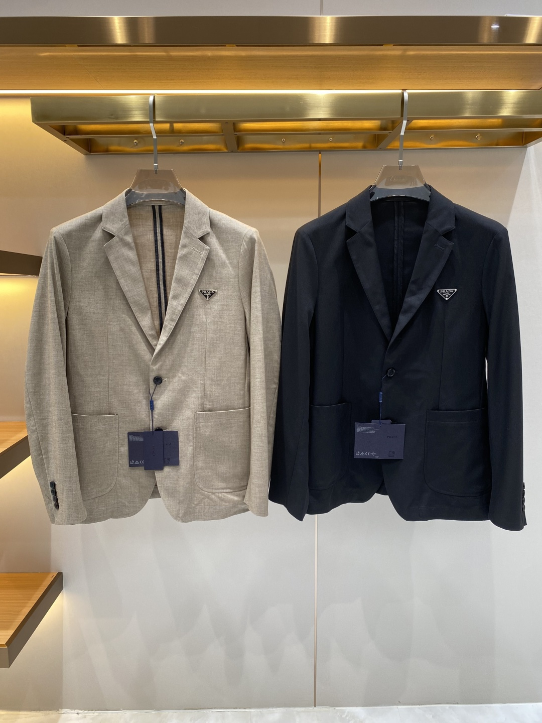 《𝙉𝙚𝙬🖤❤️普家》26SS经典净色暗扣两粒西装西服，精致点缀，做工极其精湛，走线细密匀称，无多余线头，