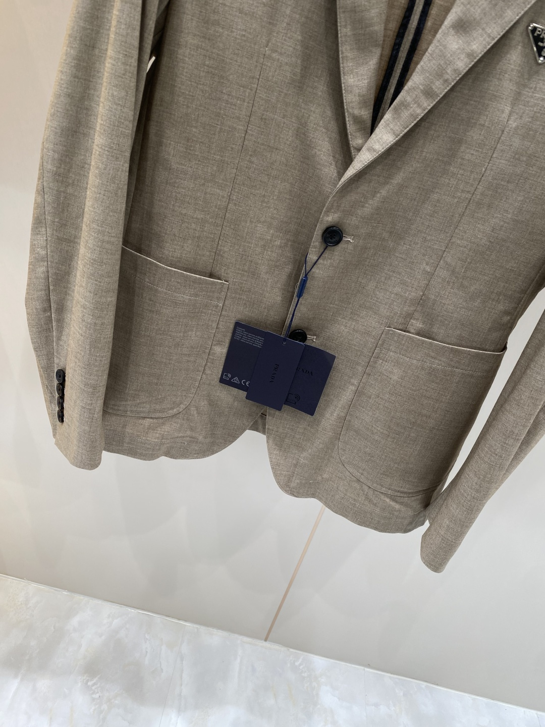 《𝙉𝙚𝙬🖤❤️普家》26SS经典净色暗扣两粒西装西服，精致点缀，做工极其精湛，走线细密匀称，无多余线头，