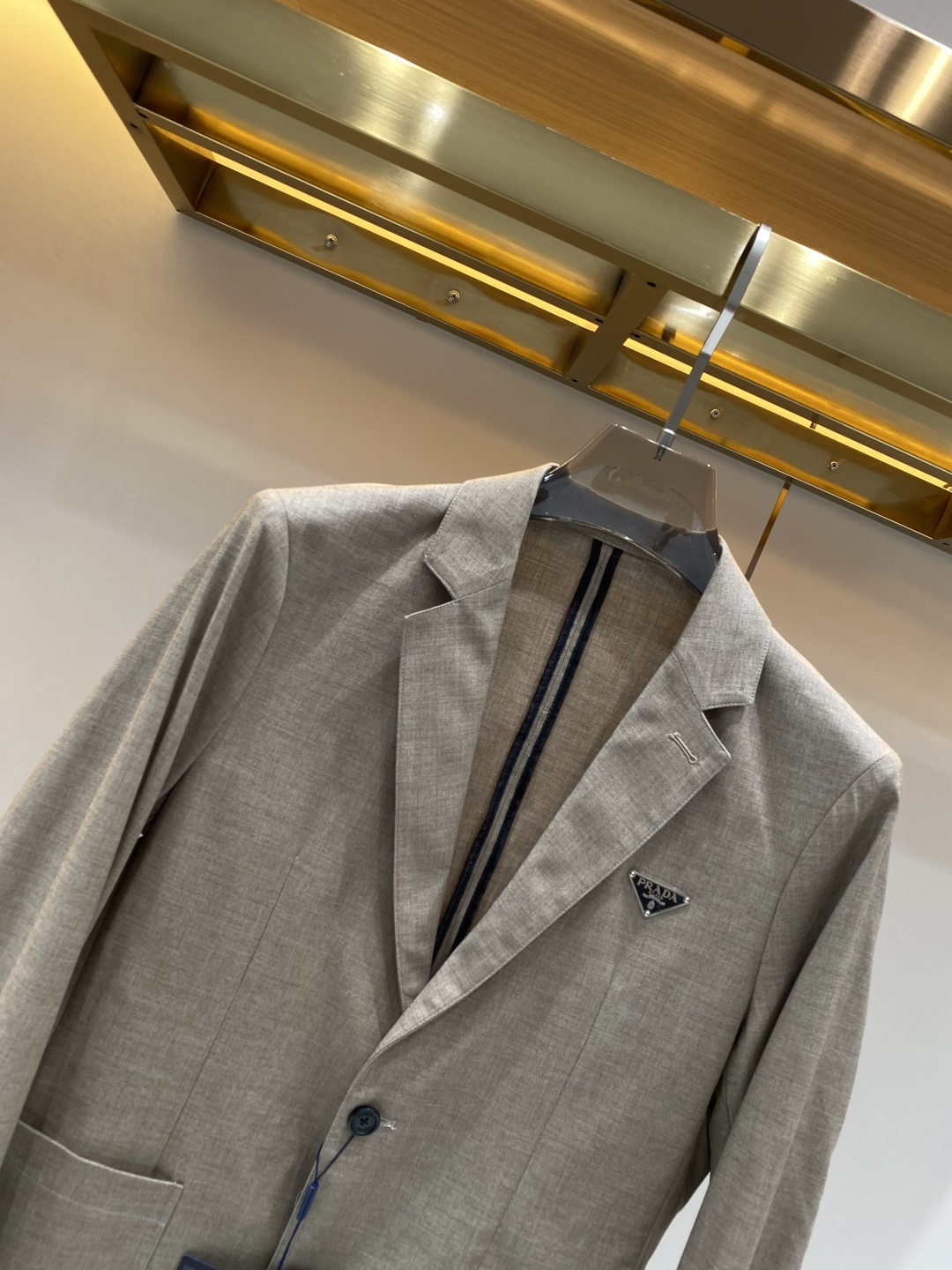 《𝙉𝙚𝙬🖤❤️普家》26SS经典净色暗扣两粒西装西服，精致点缀，做工极其精湛，走线细密匀称，无多余线头，