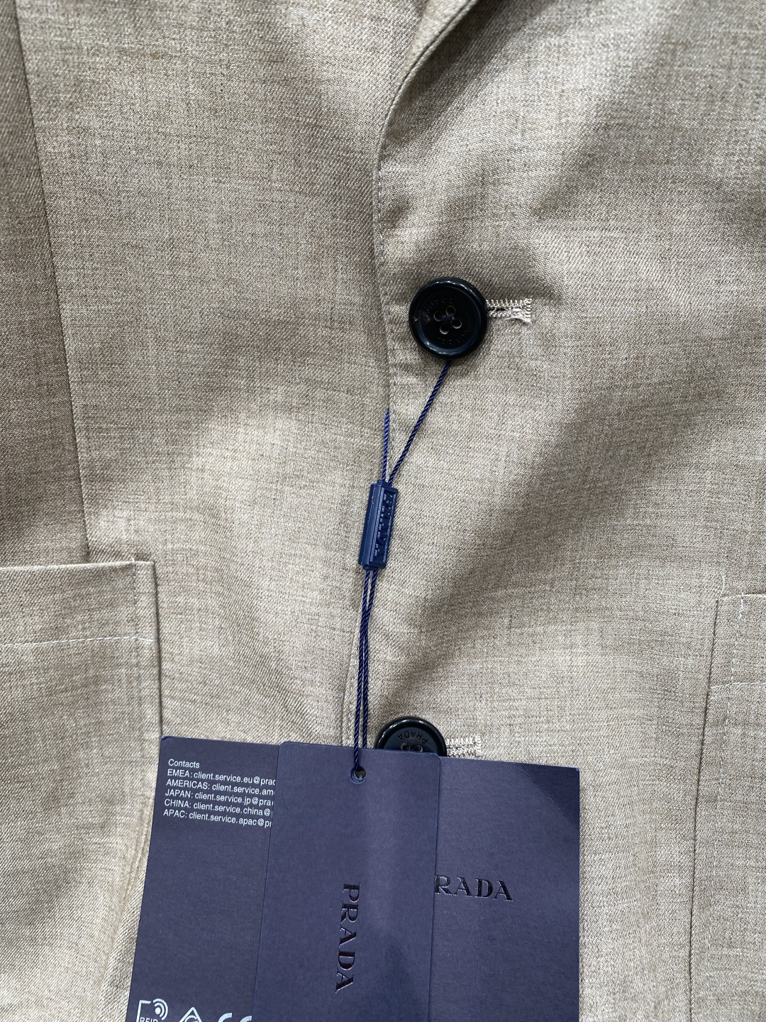 《𝙉𝙚𝙬🖤❤️普家》26SS经典净色暗扣两粒西装西服，精致点缀，做工极其精湛，走线细密匀称，无多余线头，