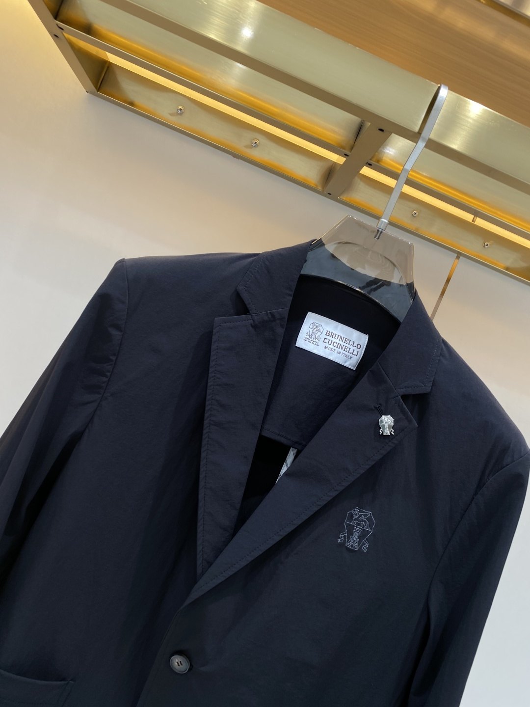 《𝙉𝙚𝙬🖤❤️布鲁家》26SS经典净色暗扣两粒西装西服，精致点缀，做工极其精湛，走线细密匀称，无多余线头