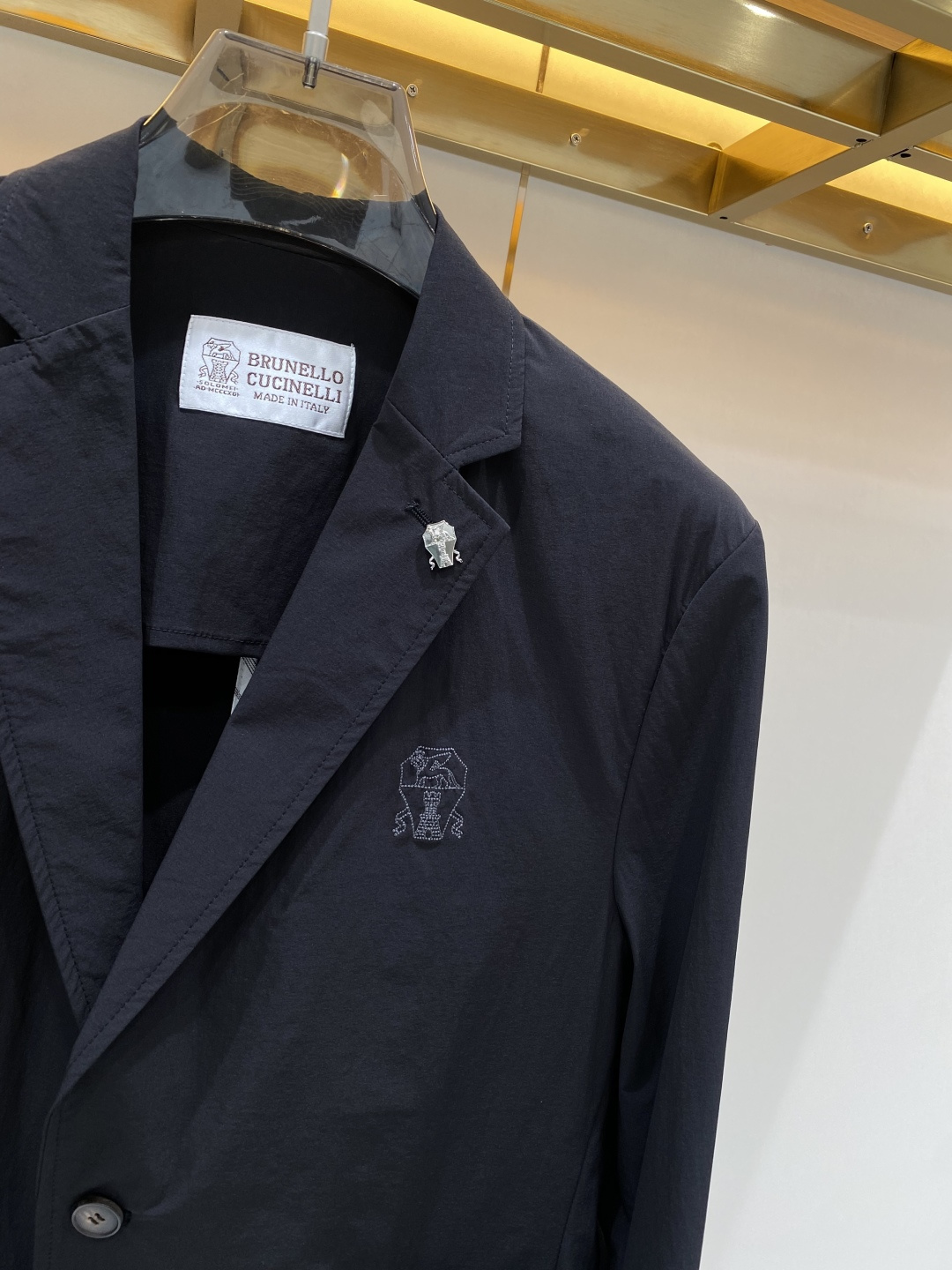 《𝙉𝙚𝙬🖤❤️布鲁家》26SS经典净色暗扣两粒西装西服，精致点缀，做工极其精湛，走线细密匀称，无多余线头