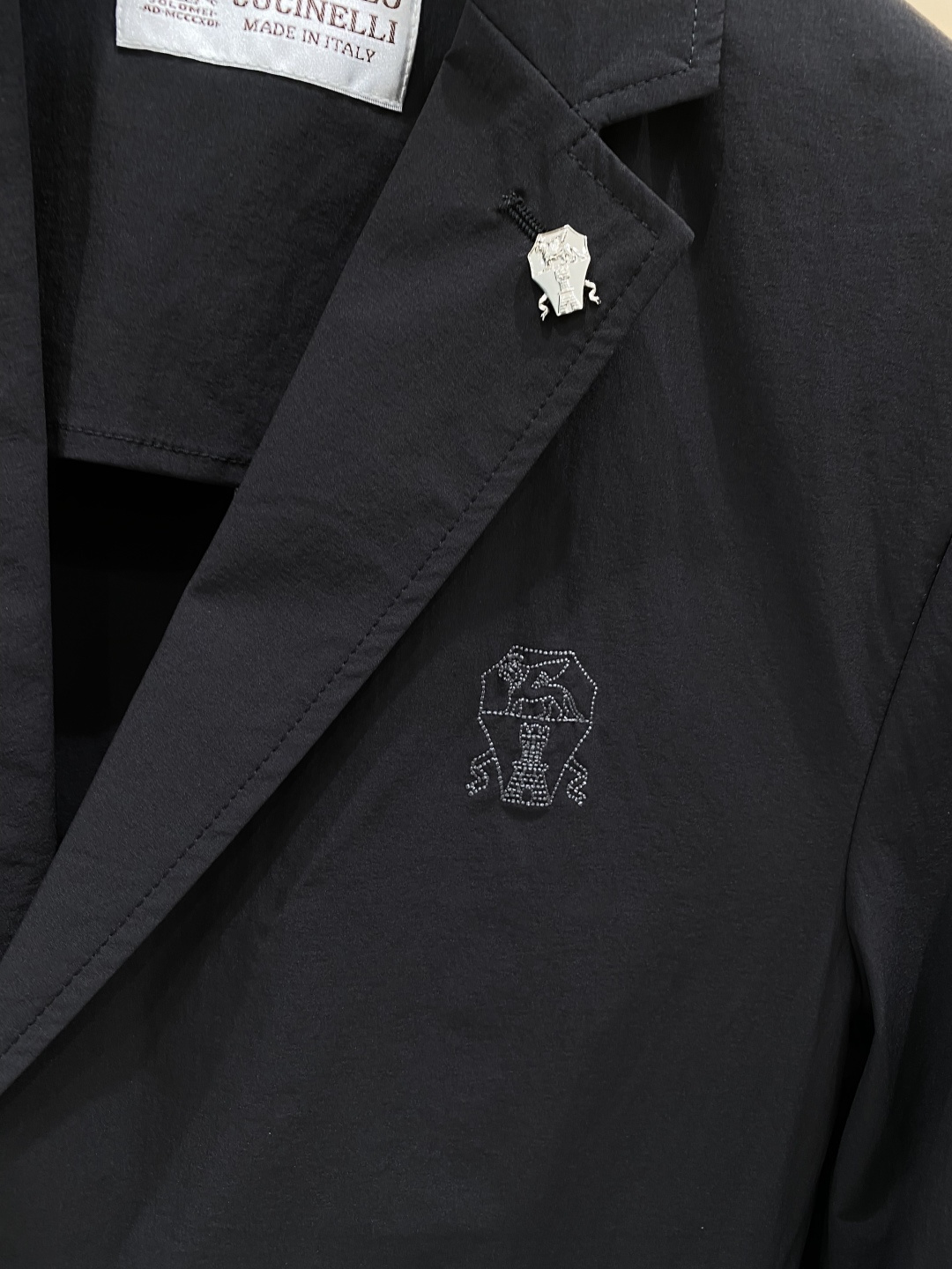 《𝙉𝙚𝙬🖤❤️布鲁家》26SS经典净色暗扣两粒西装西服，精致点缀，做工极其精湛，走线细密匀称，无多余线头