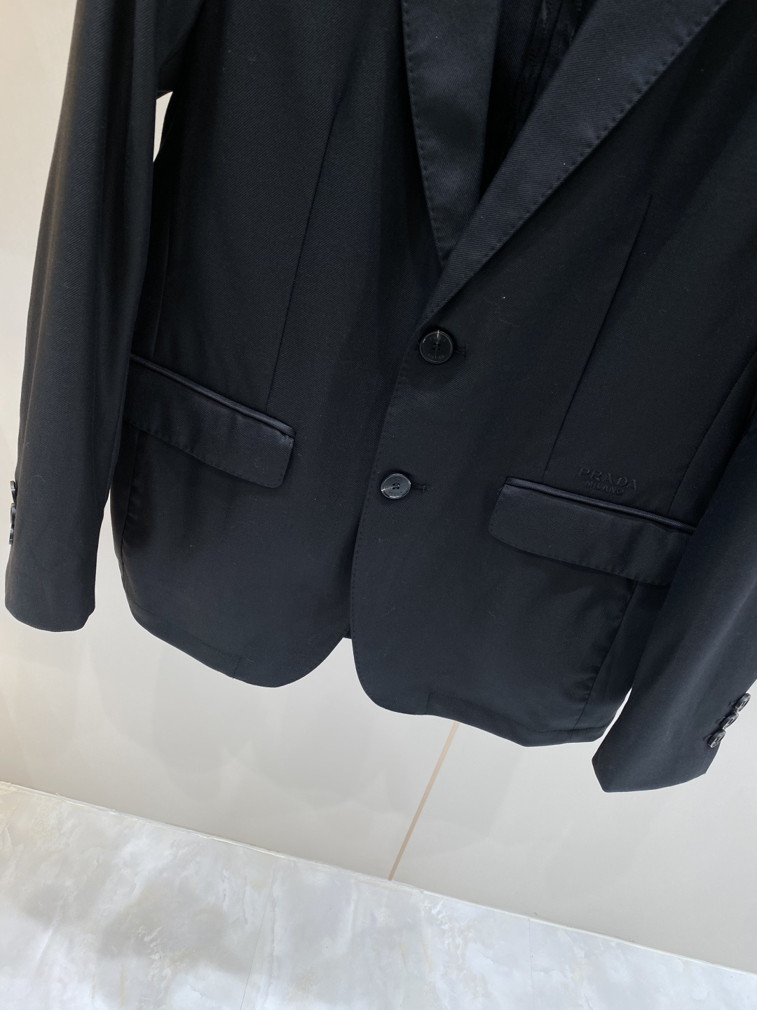 《𝙉𝙚𝙬🖤❤️普家》26SS经典净色暗扣两粒西装西服，精致点缀，做工极其精湛，走线细密匀称，无多余线头，