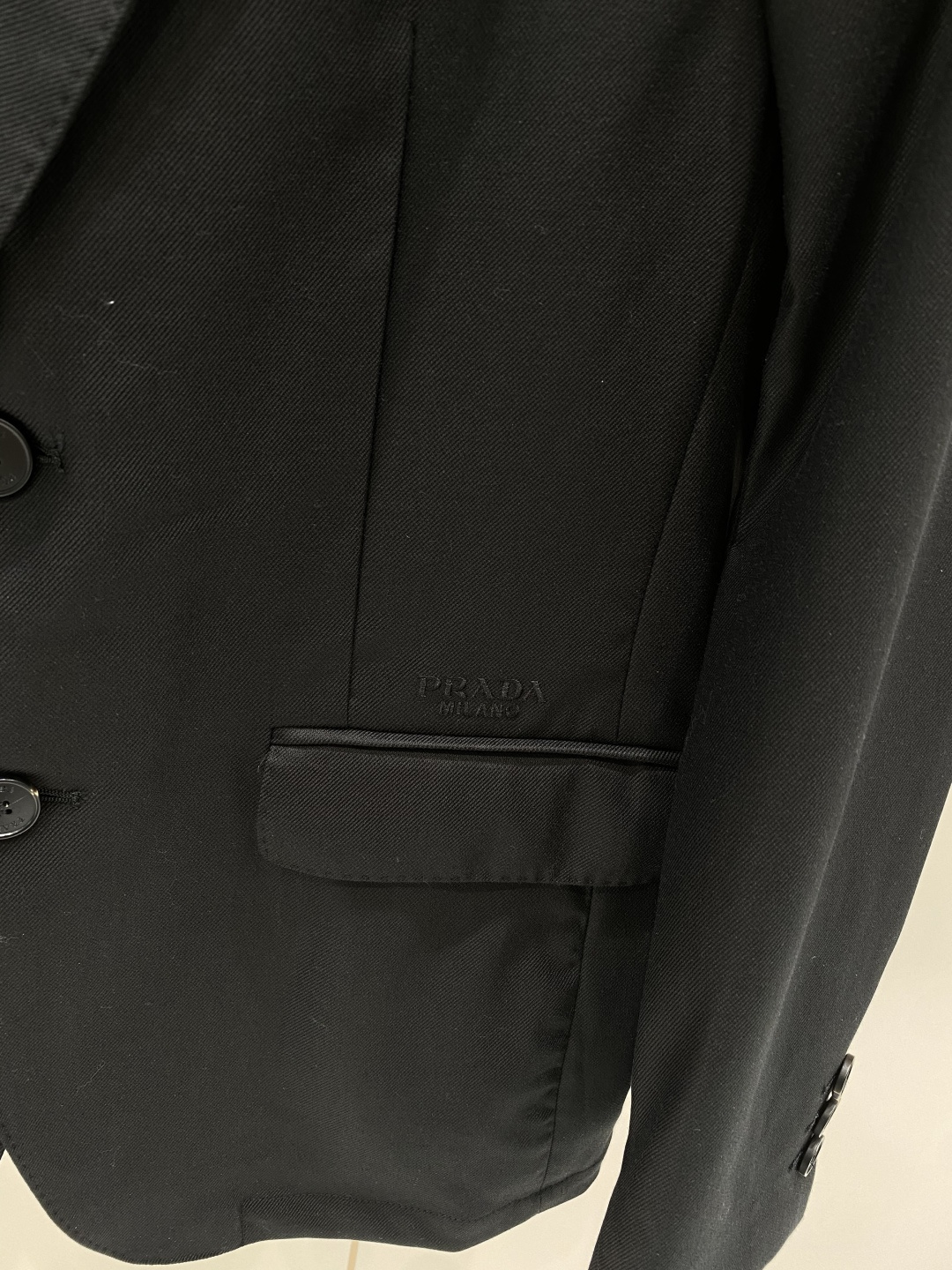 《𝙉𝙚𝙬🖤❤️普家》26SS经典净色暗扣两粒西装西服，精致点缀，做工极其精湛，走线细密匀称，无多余线头，