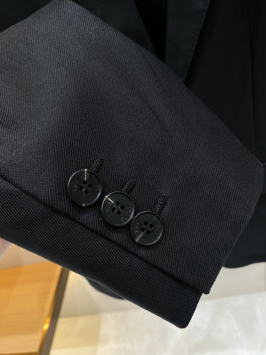 《𝙉𝙚𝙬🖤❤️普家》26SS经典净色暗扣两粒西装西服，精致点缀，做工极其精湛，走线细密匀称，无多余线头，