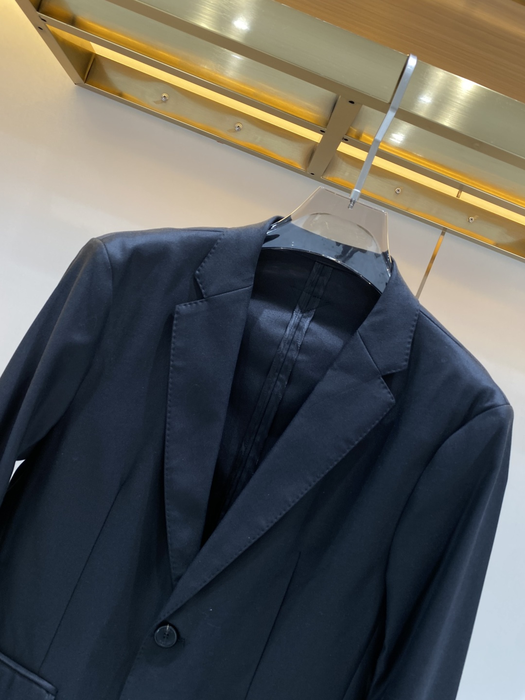 《𝙉𝙚𝙬🖤❤️普家》26SS经典净色暗扣两粒西装西服，精致点缀，做工极其精湛，走线细密匀称，无多余线头，