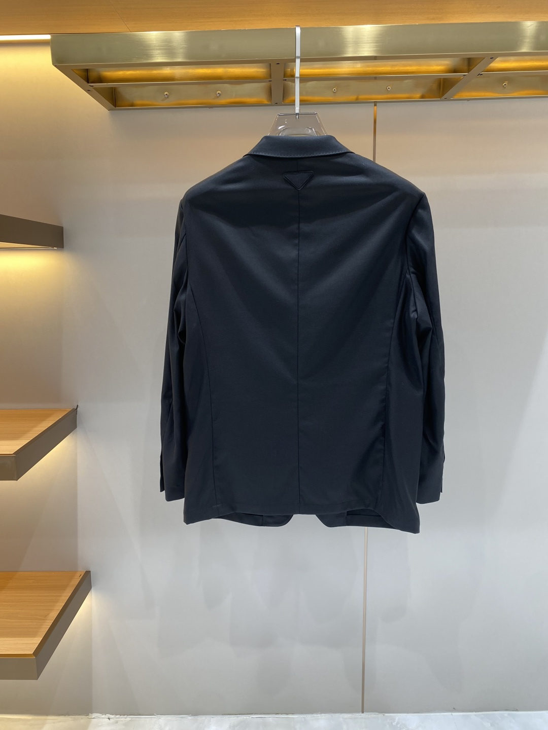 《𝙉𝙚𝙬🖤❤️普家》26SS经典净色暗扣两粒西装西服，精致点缀，做工极其精湛，走线细密匀称，无多余线头，