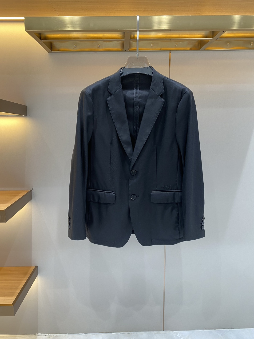 《𝙉𝙚𝙬🖤❤️普家》26SS经典净色暗扣两粒西装西服，精致点缀，做工极其精湛，走线细密匀称，无多余线头，