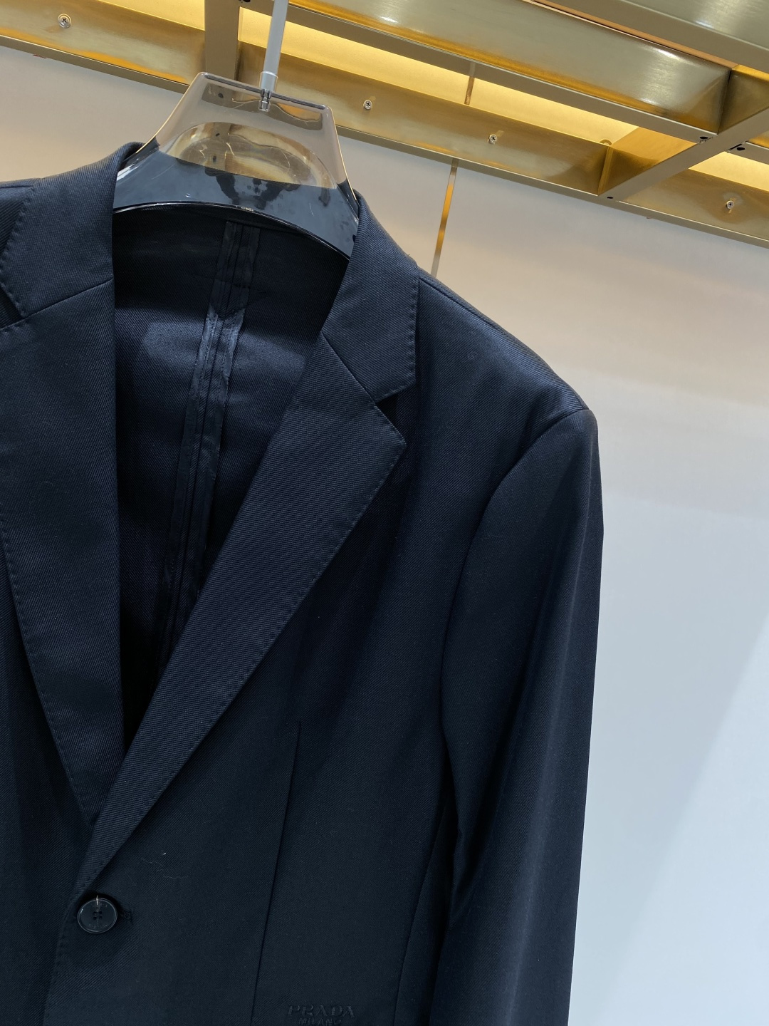 《𝙉𝙚𝙬🖤❤️普家》26SS经典净色暗扣两粒西装西服，精致点缀，做工极其精湛，走线细密匀称，无多余线头，