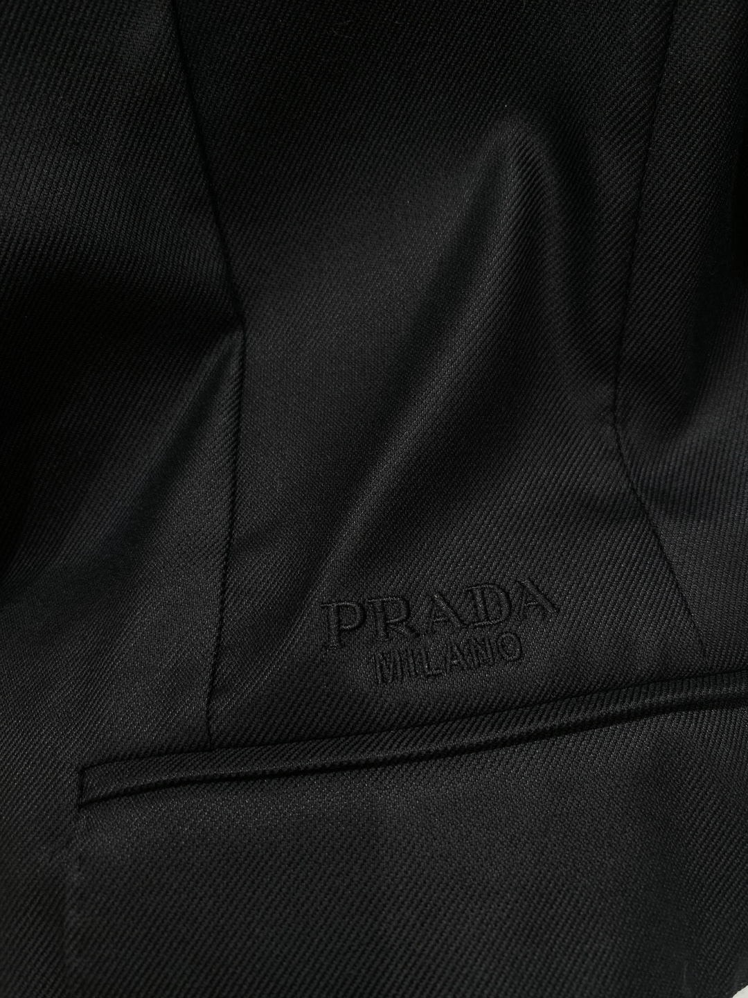 《𝙉𝙚𝙬🖤❤️普家》26SS经典净色暗扣两粒西装西服，精致点缀，做工极其精湛，走线细密匀称，无多余线头，