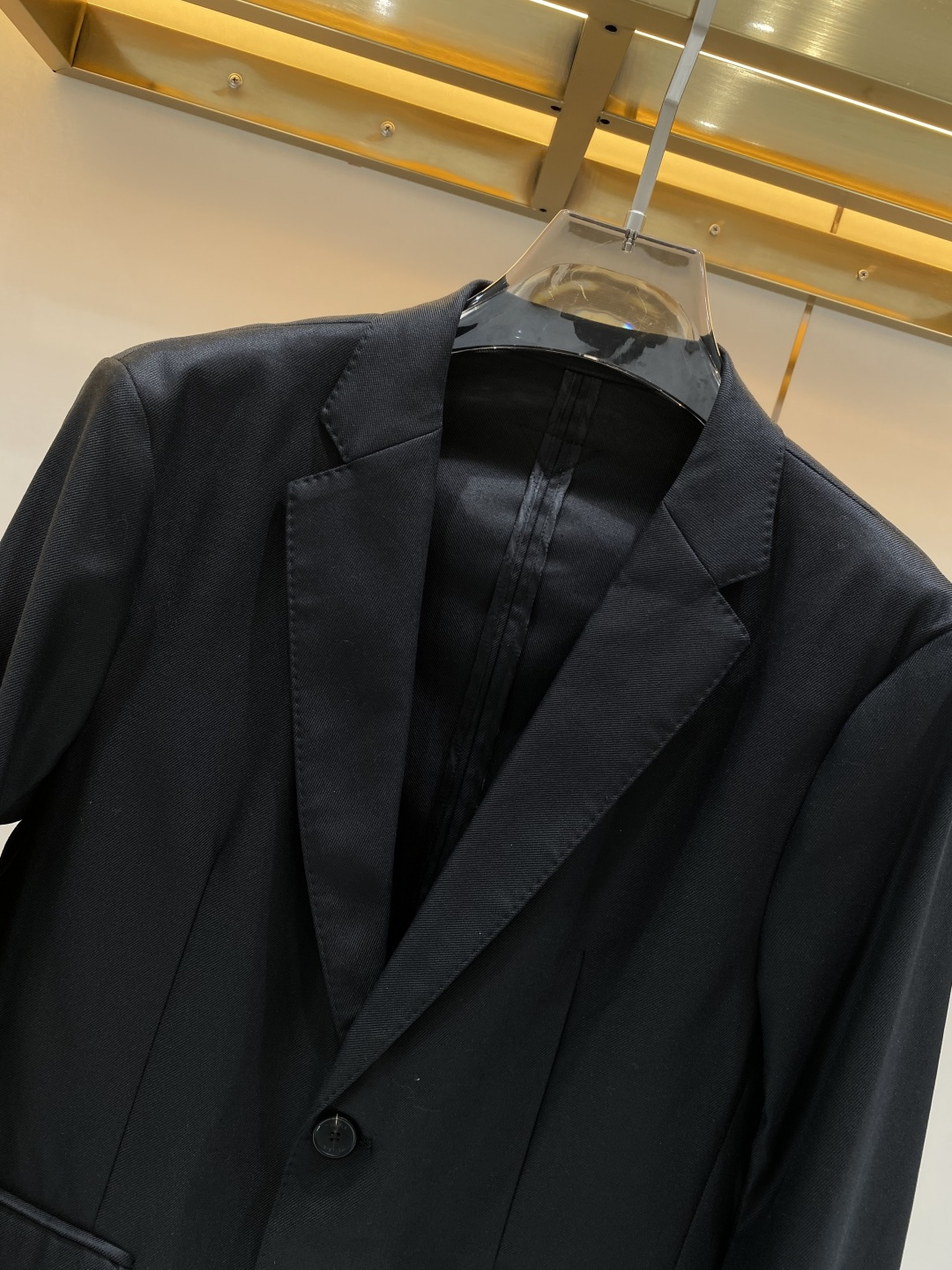 《𝙉𝙚𝙬🖤❤️普家》26SS经典净色暗扣两粒西装西服，精致点缀，做工极其精湛，走线细密匀称，无多余线头，