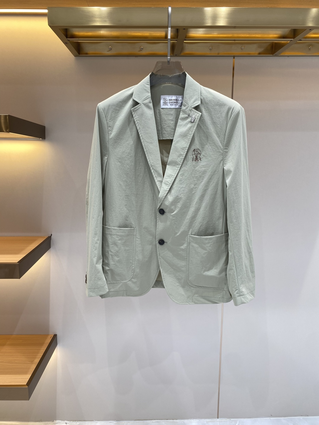 《𝙉𝙚𝙬🖤❤️布鲁家》26SS经典净色暗扣两粒西装西服，精致点缀，做工极其精湛，走线细密匀称，无多余线头