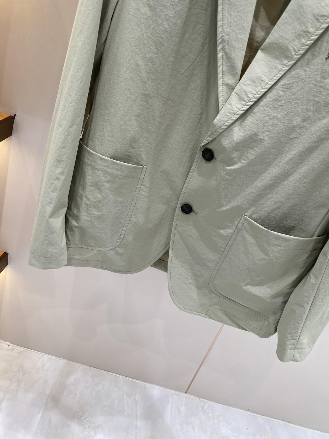 《𝙉𝙚𝙬🖤❤️布鲁家》26SS经典净色暗扣两粒西装西服，精致点缀，做工极其精湛，走线细密匀称，无多余线头