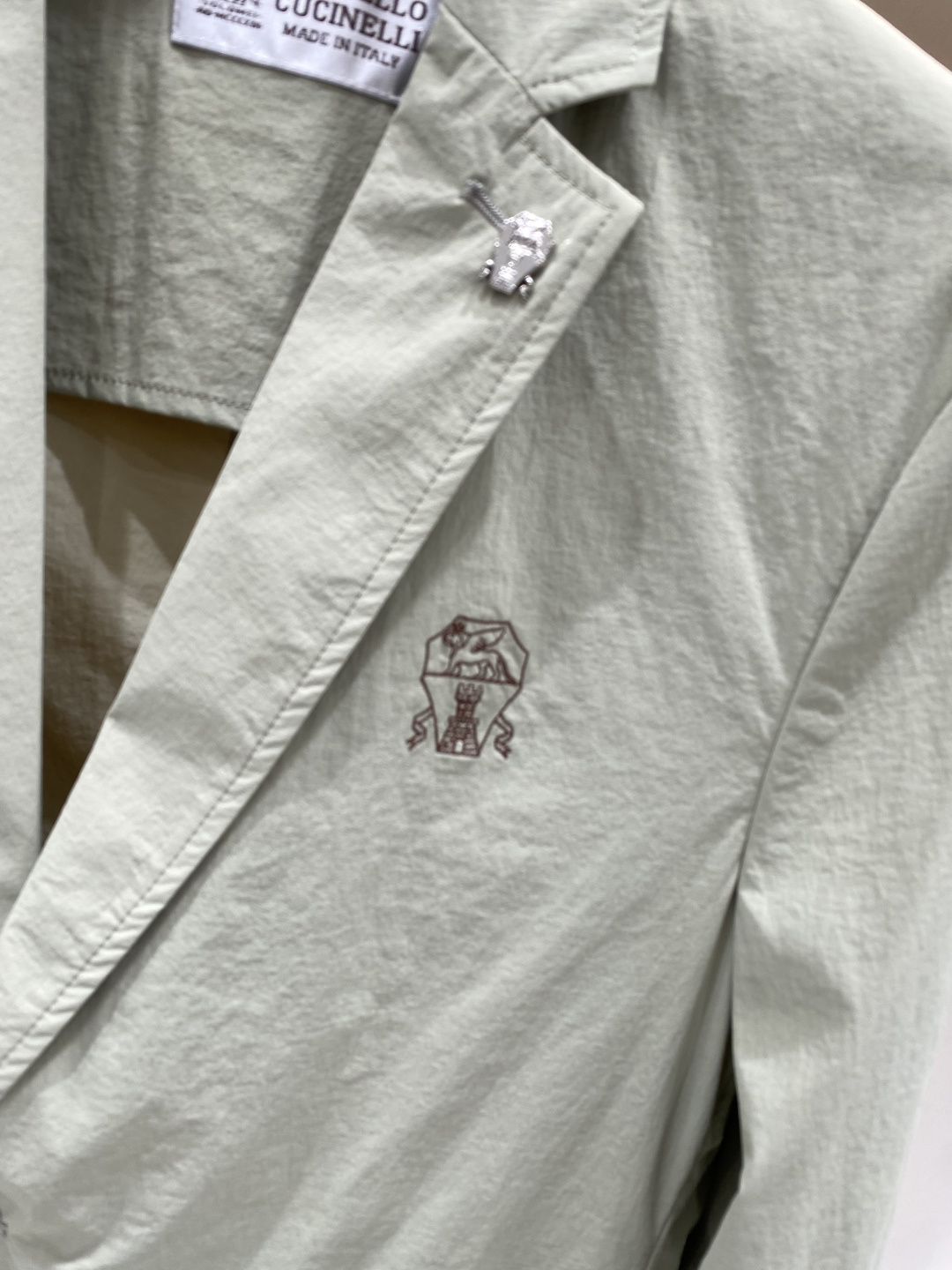 《𝙉𝙚𝙬🖤❤️布鲁家》26SS经典净色暗扣两粒西装西服，精致点缀，做工极其精湛，走线细密匀称，无多余线头