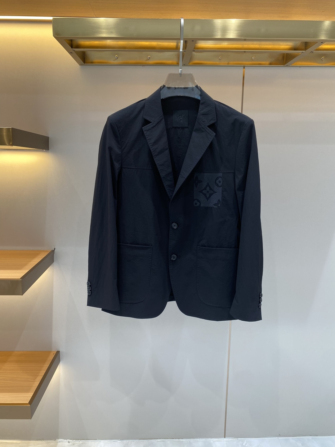 《𝙉𝙚𝙬🖤❤️驴家》26SS经典净色暗扣两粒西装西服，精致点缀，做工极其精湛，走线细密匀称，无多余线头，